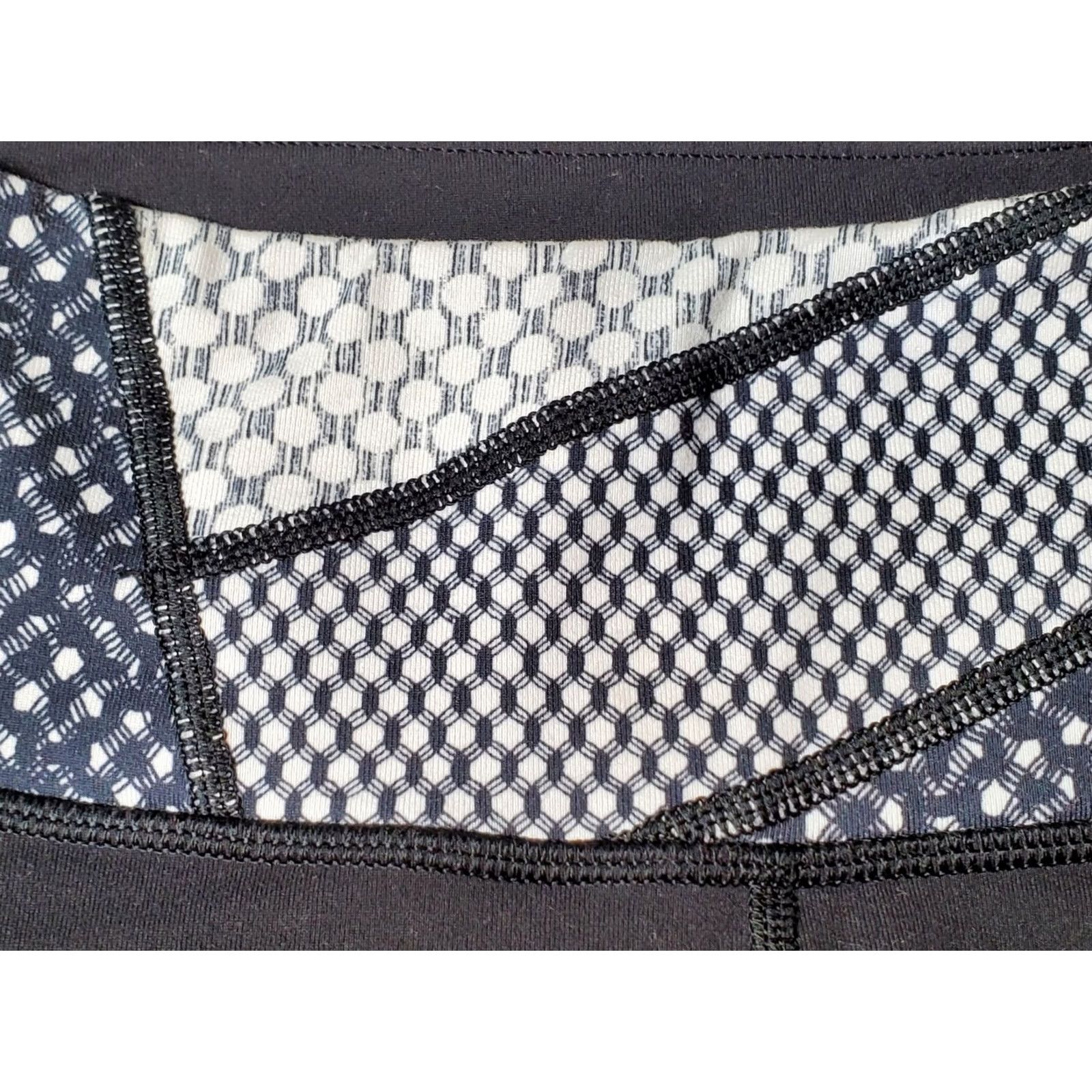 Lululemon VINTAGE Lululemon Black Cropped Leggings Reversible Waist Band Women's 6 Black & White Abstract Band Cropped Women Lululemon Leggings 6 Womens Size 28" / US 6 / IT 42 - 5 Thumbnail