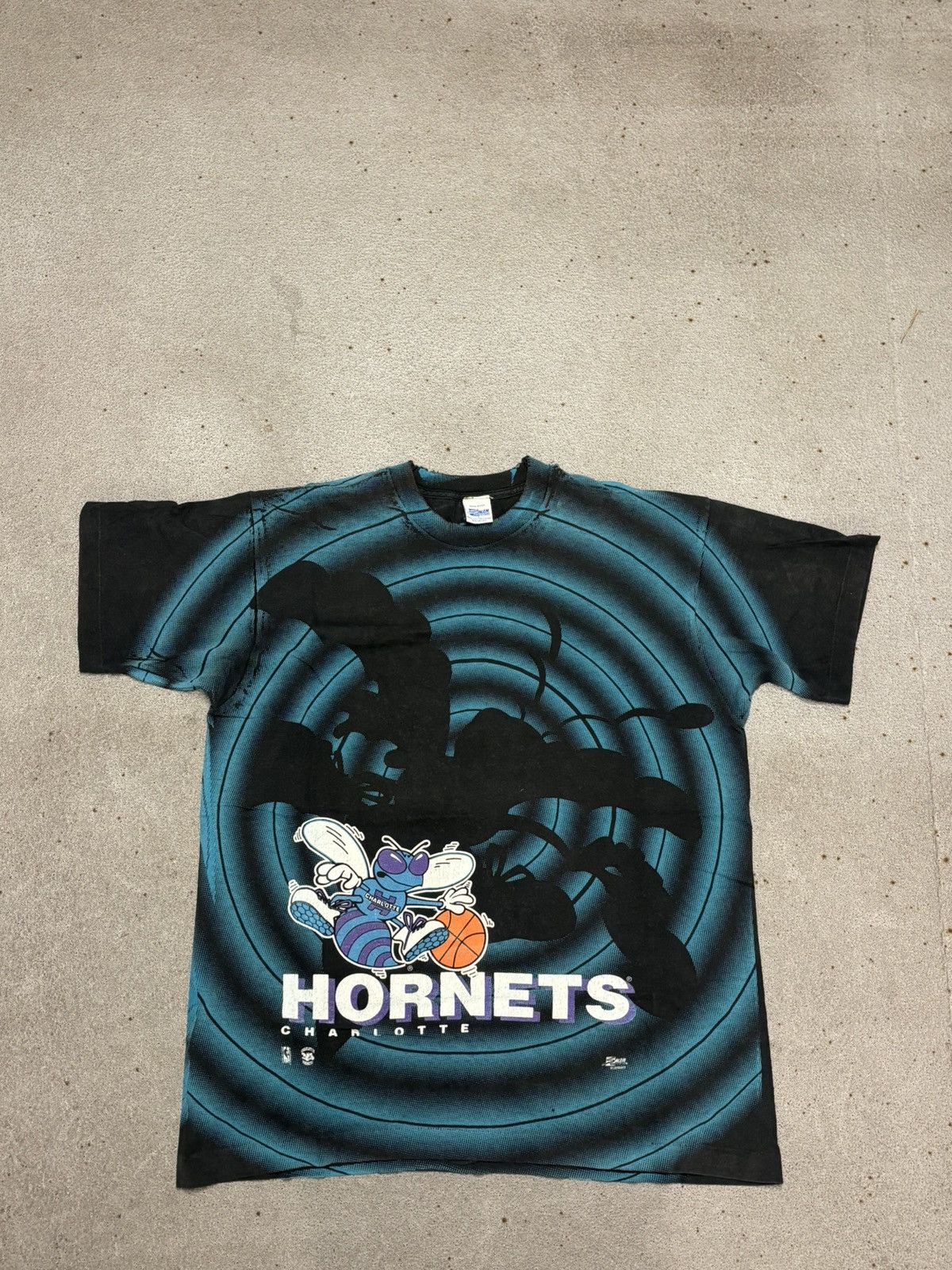 NBA 1990s (SLIGHTLY DISTRESSED) NBA CHARLOTTTE HORNETS TSHIRT Size US XL / EU 56 / 4 - 1 Thumbnail