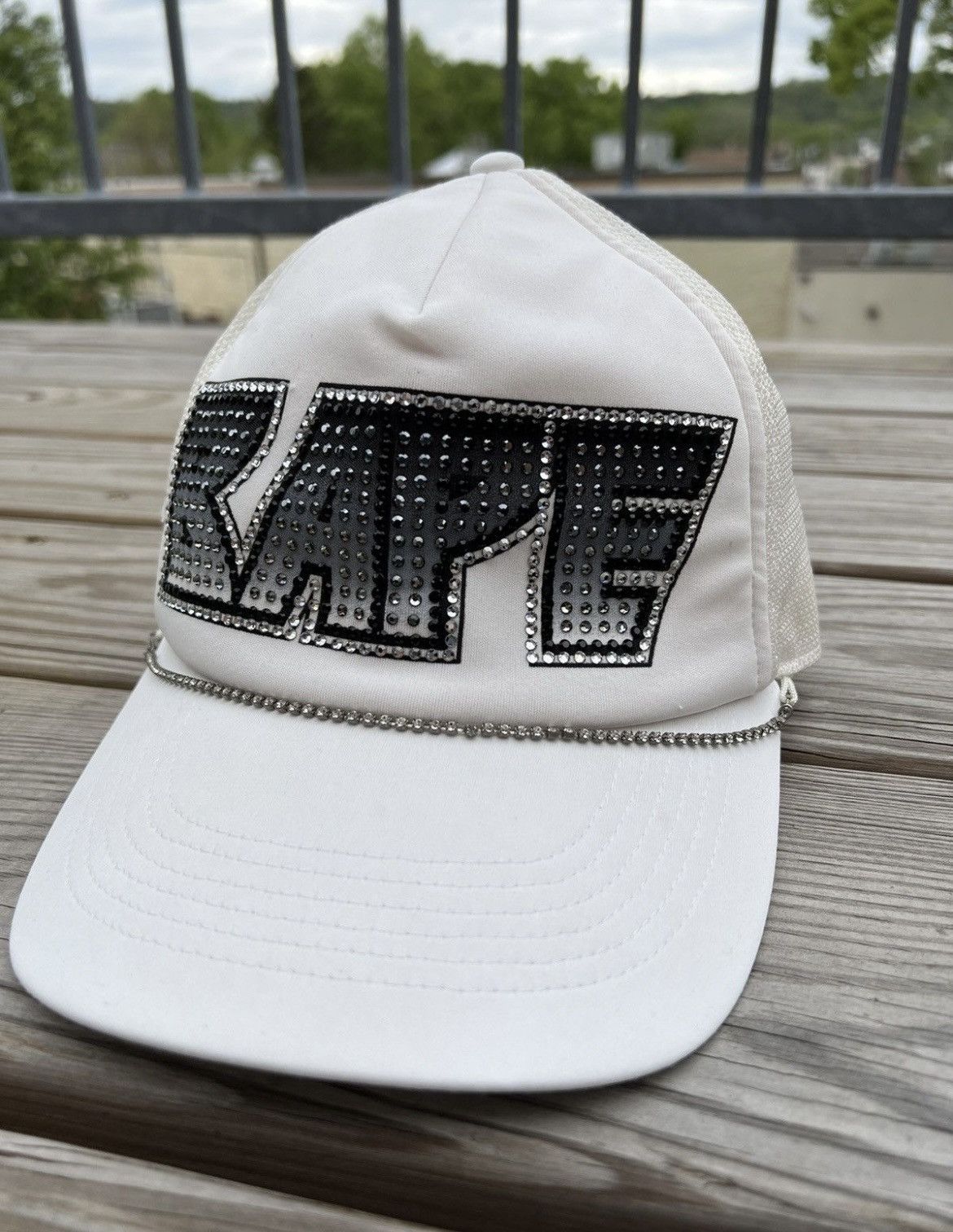 Bape × Swarovski 2006 Bape x Swarovski KISS Logo Trucker Hat White Size ONE SIZE - 2 Thumbnail