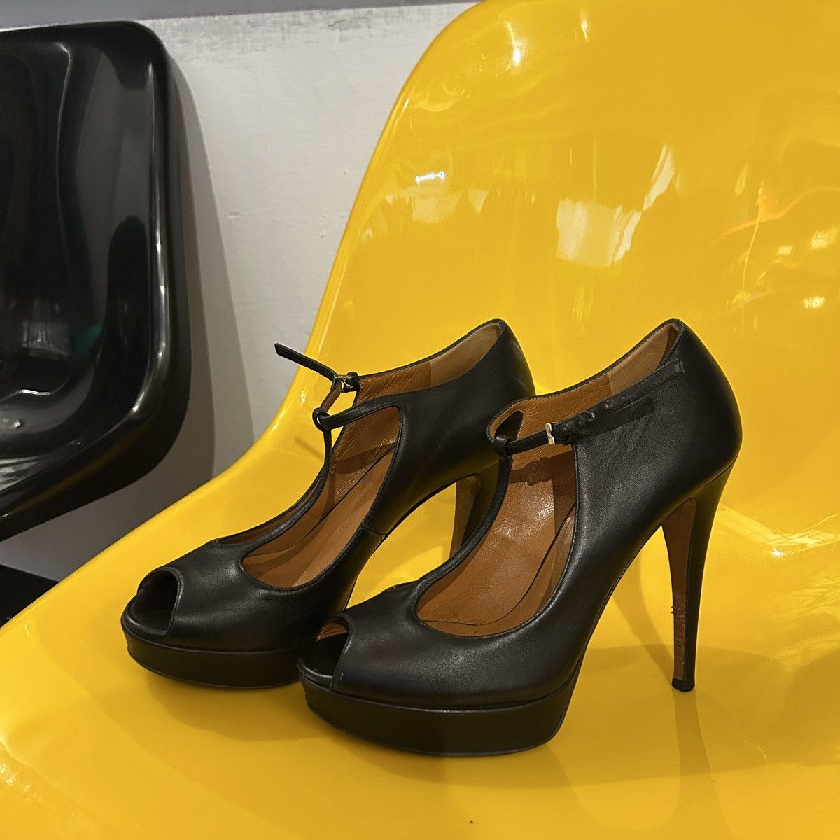 Gucci Gucci Betty T-Strap Platform Peep Toe Pump Size US 7 / IT 37 - 1 Thumbnail