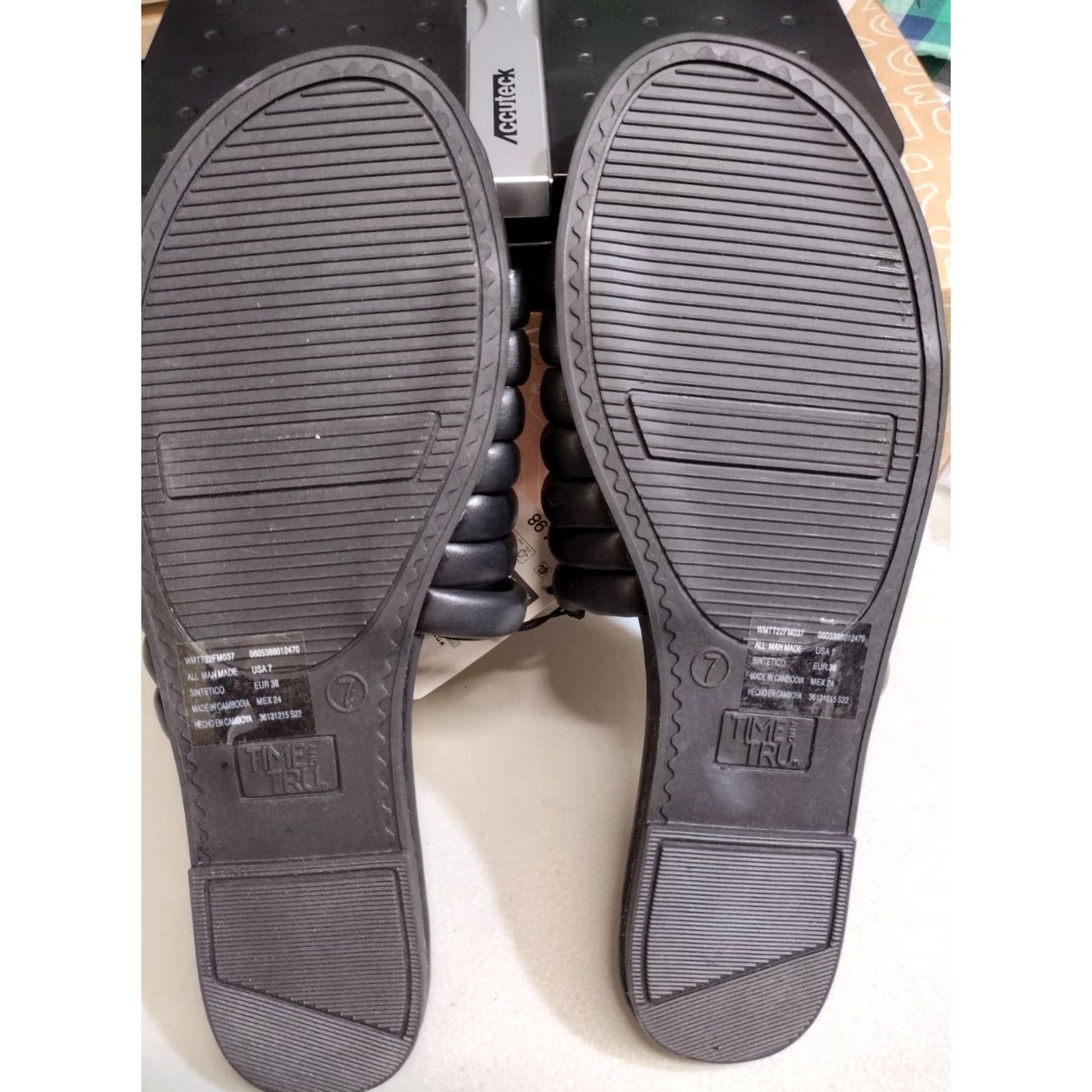 Vintage Time And Tru Black Multi-Band Slide Flat Sandals Memory Foam Size 7 Women’s Size US 7 / IT 37 - 6 Thumbnail