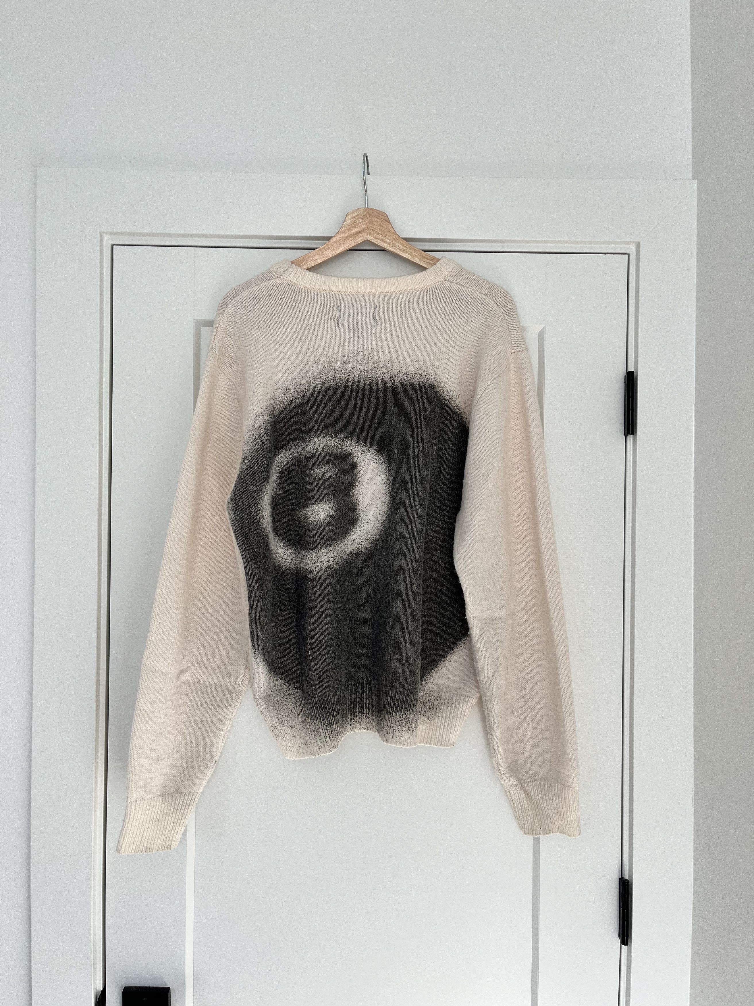 【stussy】8 BALL SPRAY SWEATER 新品 ☆送料関税込☆STUSSY 8 Ball Spray Sweater☆超人気☆ (STUSSY