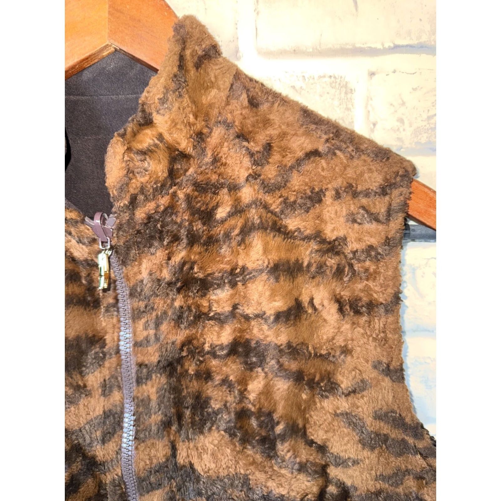 St. John ST. JOHN SPORT Marie Brown Reversible Tiger Faux Fur Animal Print Vest Sz P Womens Size S / US 4 / IT 40 - 2 Thumbnail