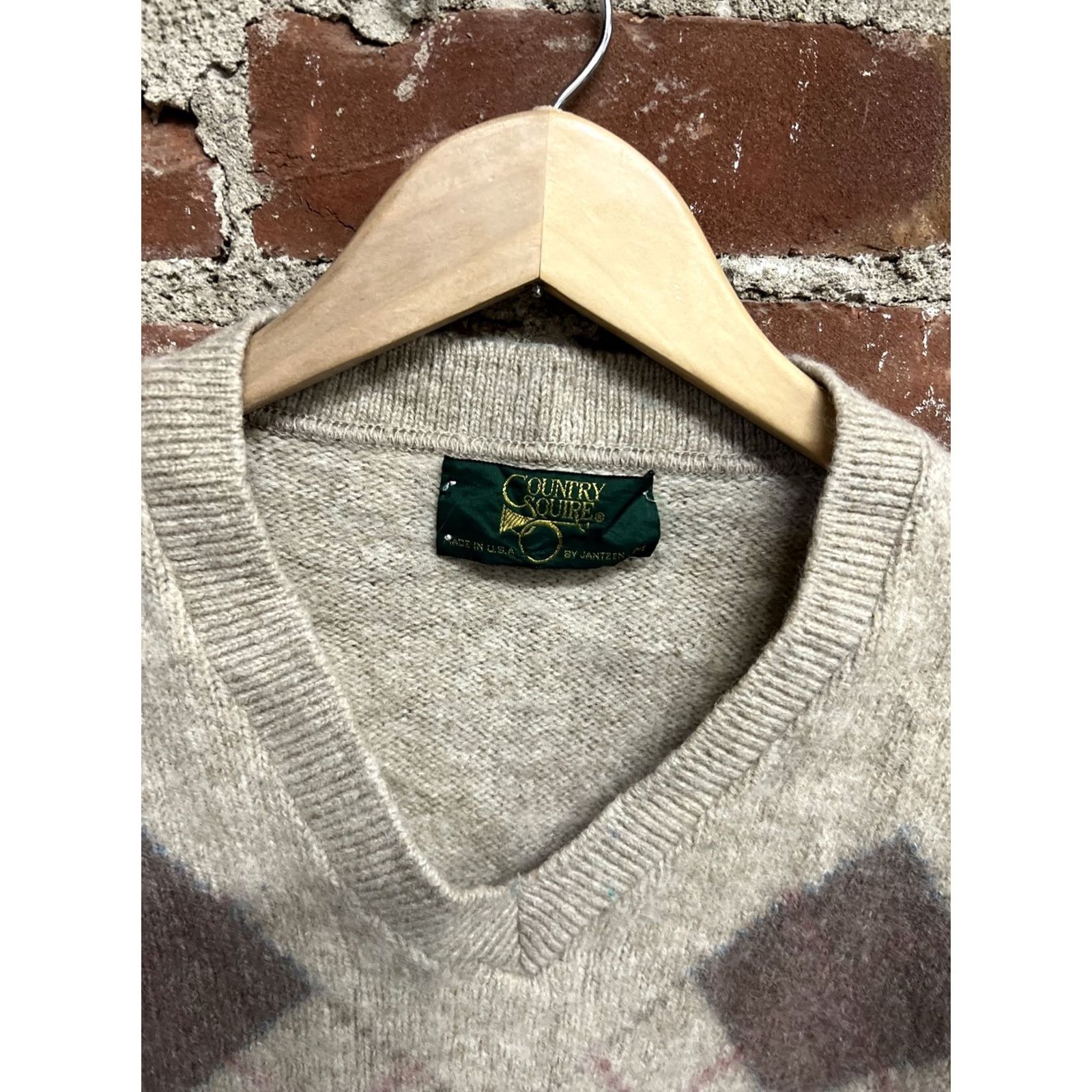 Jantzen VINTAGE Jantzen Men's Sweater Squire by Country USA Wool Blend V-Neck M Beige Pullover Wool Brand: Jantzen Size US M / EU 48-50 / 2 - 2 Thumbnail