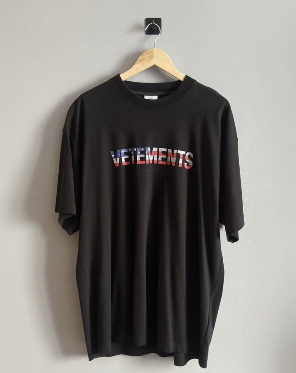Vetements Vetements American Flag Logo Graphic Print Tee in Black Size US S / EU 44-46 / 1 - 1 Thumbnail