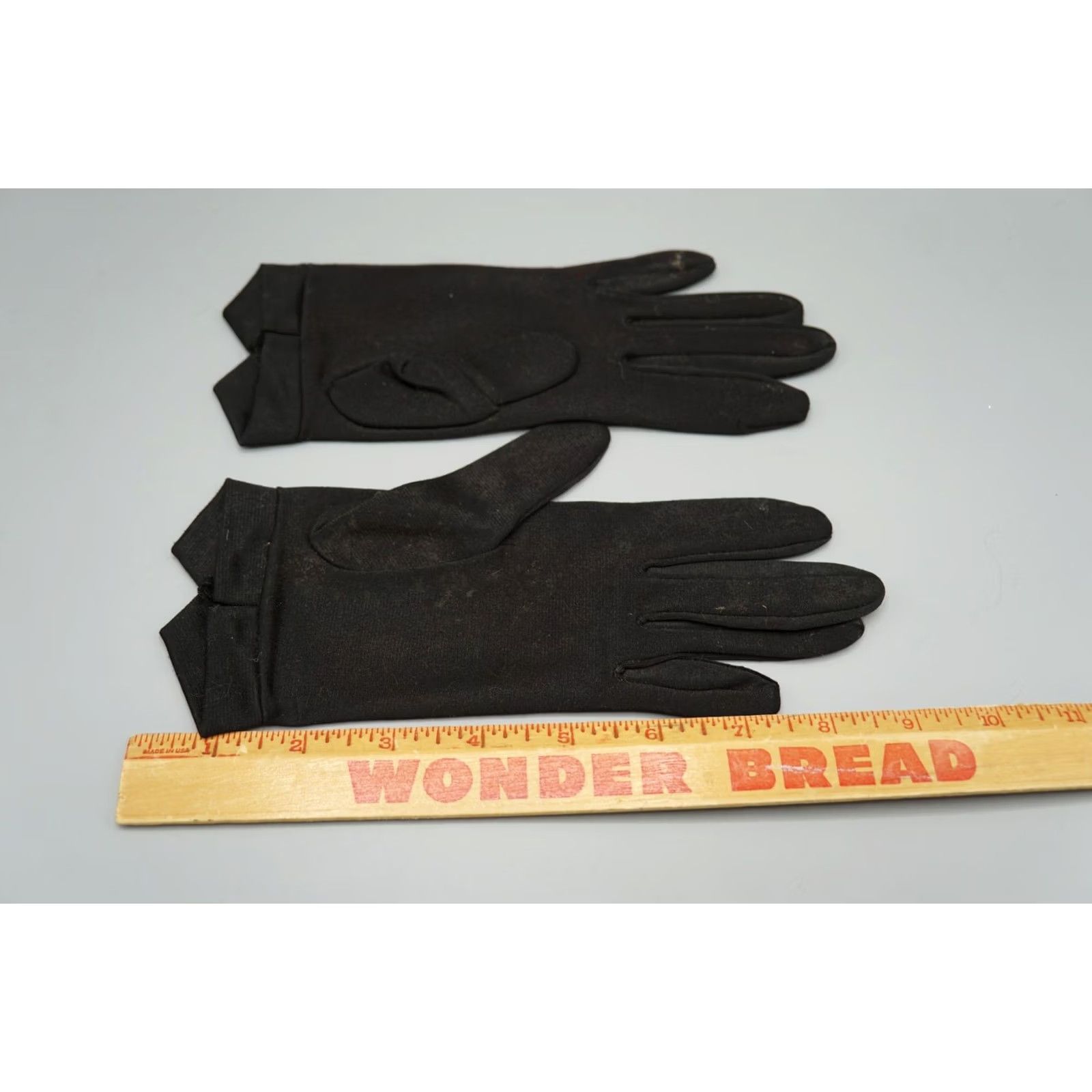 Vintage Women's Dress Gloves Black Scalloped Cuff Wrist Length Formal Occasion Elegant Size ONE SIZE - 2 Thumbnail