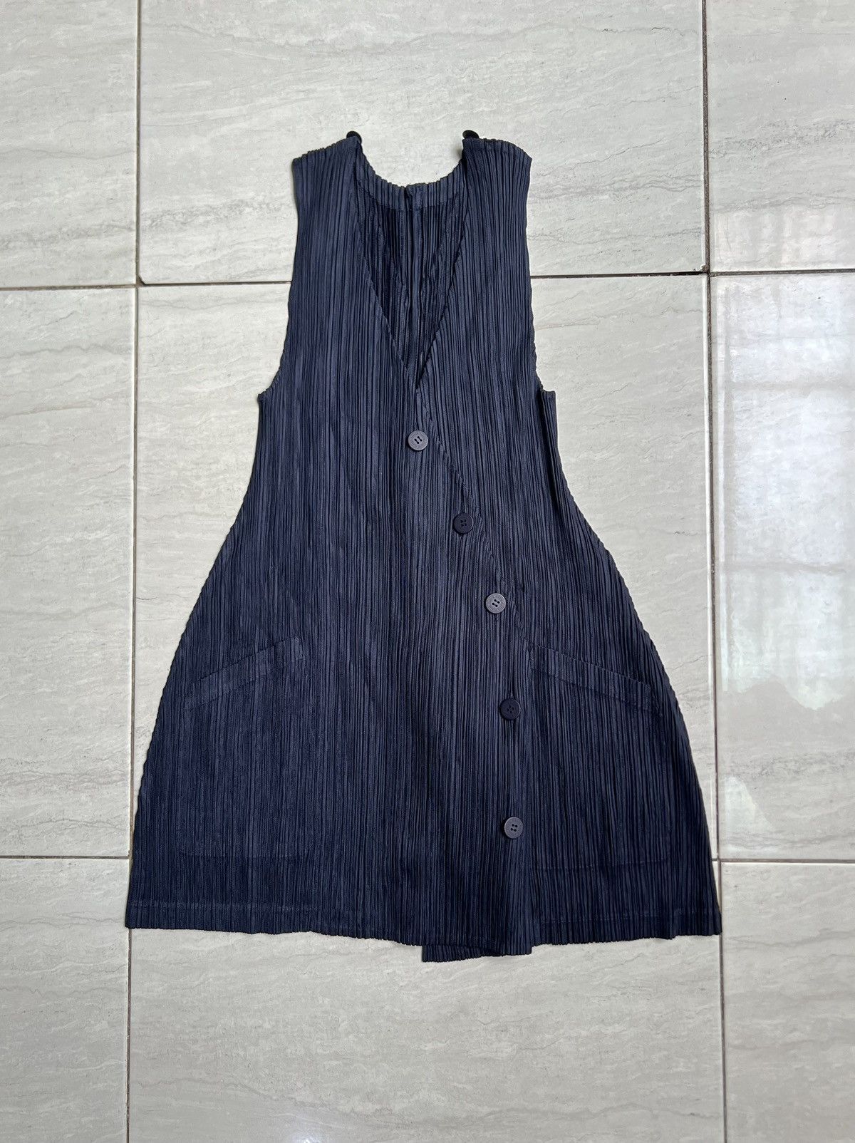 Pleats Please Issey Miyake ISSEY MIYAKE PLEATS PLEASE Asymmetrical buttom up vest Size US S / EU 44-46 / 1 - 1 Thumbnail