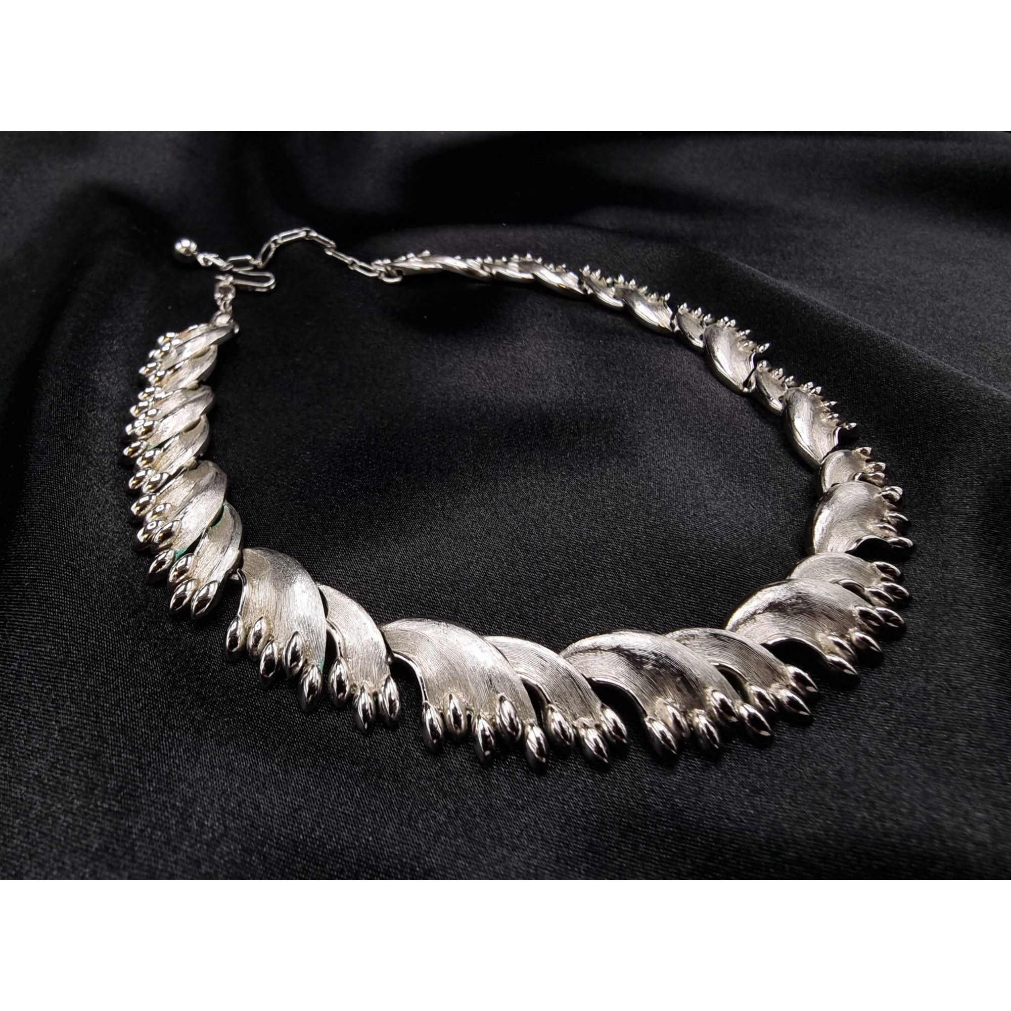 Vintage Vintage 1960's TRIFARI Signed Silver-Tone Leaf Necklace Size ONE SIZE - 2 Thumbnail
