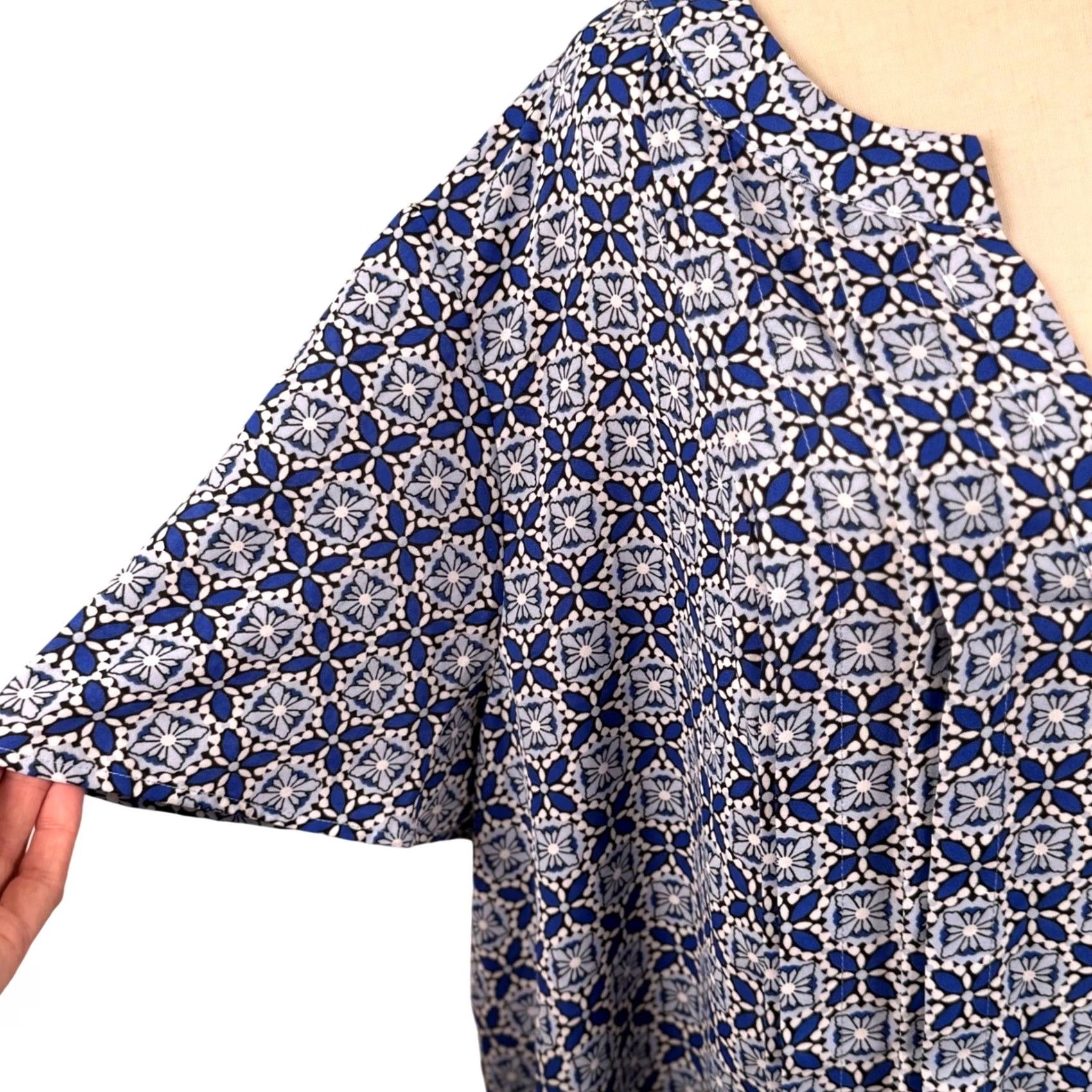 Liz Claiborne Liz Claiborne Womens 3X Blouse Blue Geometric Mosaic Split Neck SS Boho Coastal Artsy EUC Size XXL / US 16-18 / IT 52-54 - 2 Thumbnail