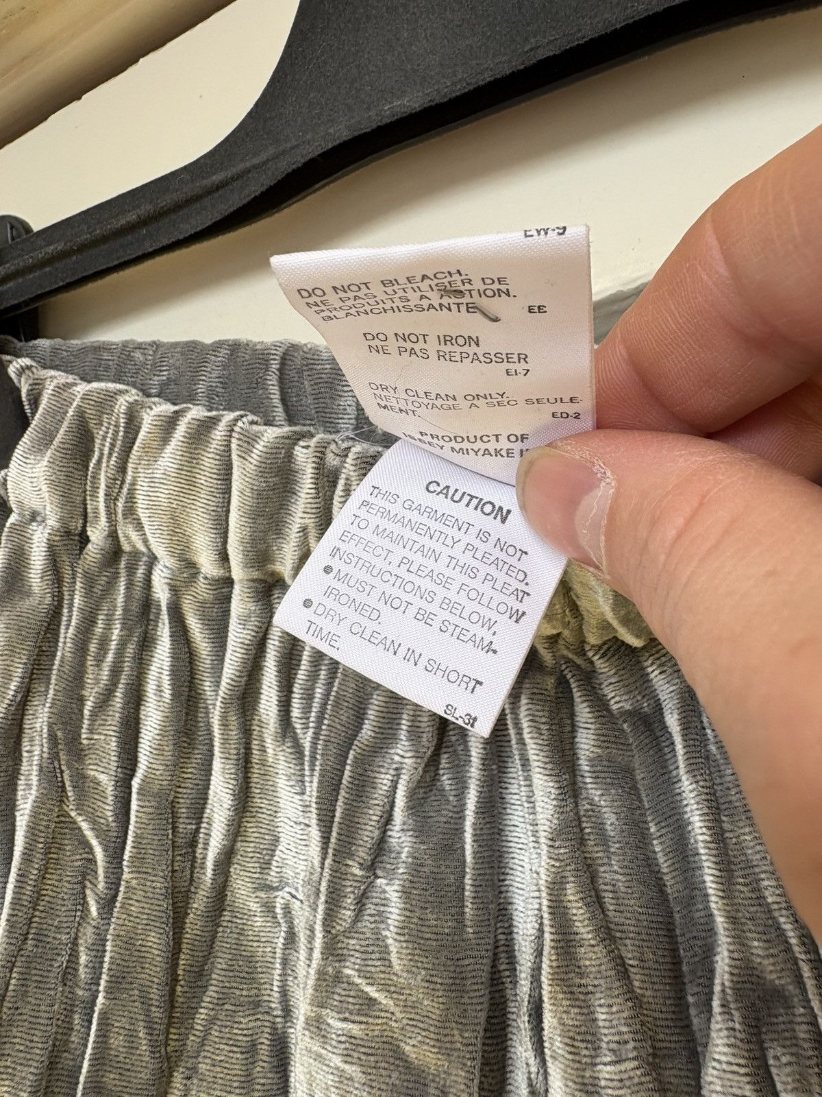 Issey Miyake Issey Miyake vintage silver plissé trousers Size US 32 / EU 48 - 11 Thumbnail