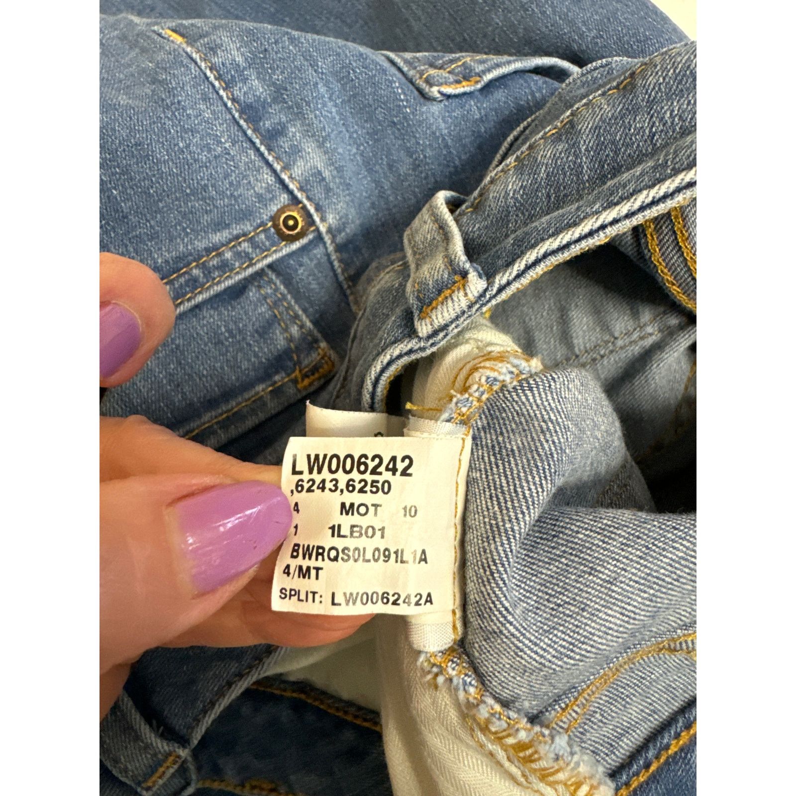 L.L. Bean L.L. Bean Classic Fit Size 4 Light Wash Straight Leg Jeans Size 27" / US 4 / IT 40 - 6 Thumbnail