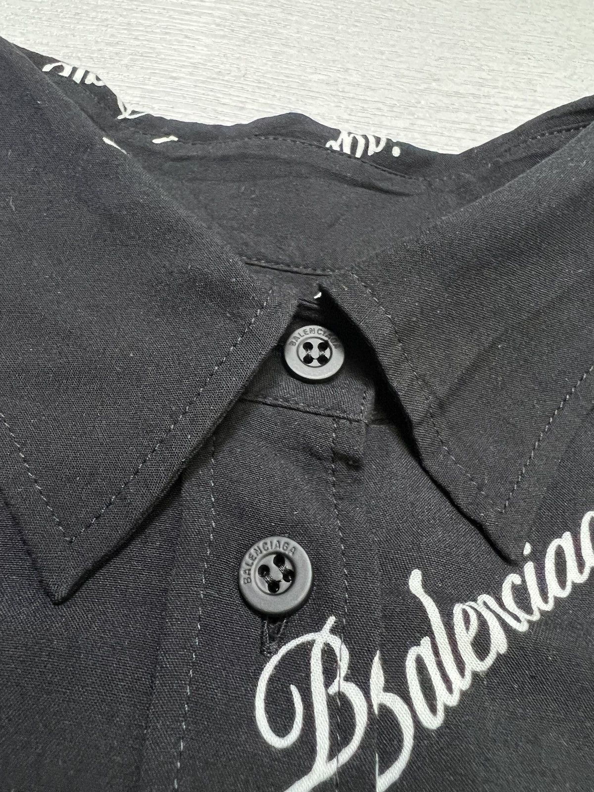 Balenciaga Balenciaga - All Over Script Logo Oversized Button Up Shirt Size XS / US 0-2 / IT 36-38 - 10 Thumbnail