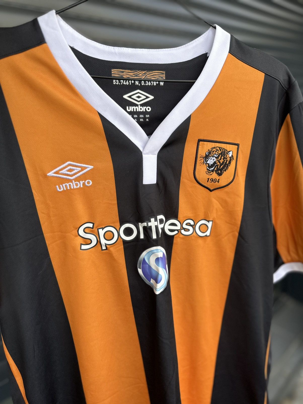 Umbro 🔥 Hull City Home Football Shirt / Jersey - 2017/18 Season Size US XL / EU 56 / 4 - 2 Thumbnail