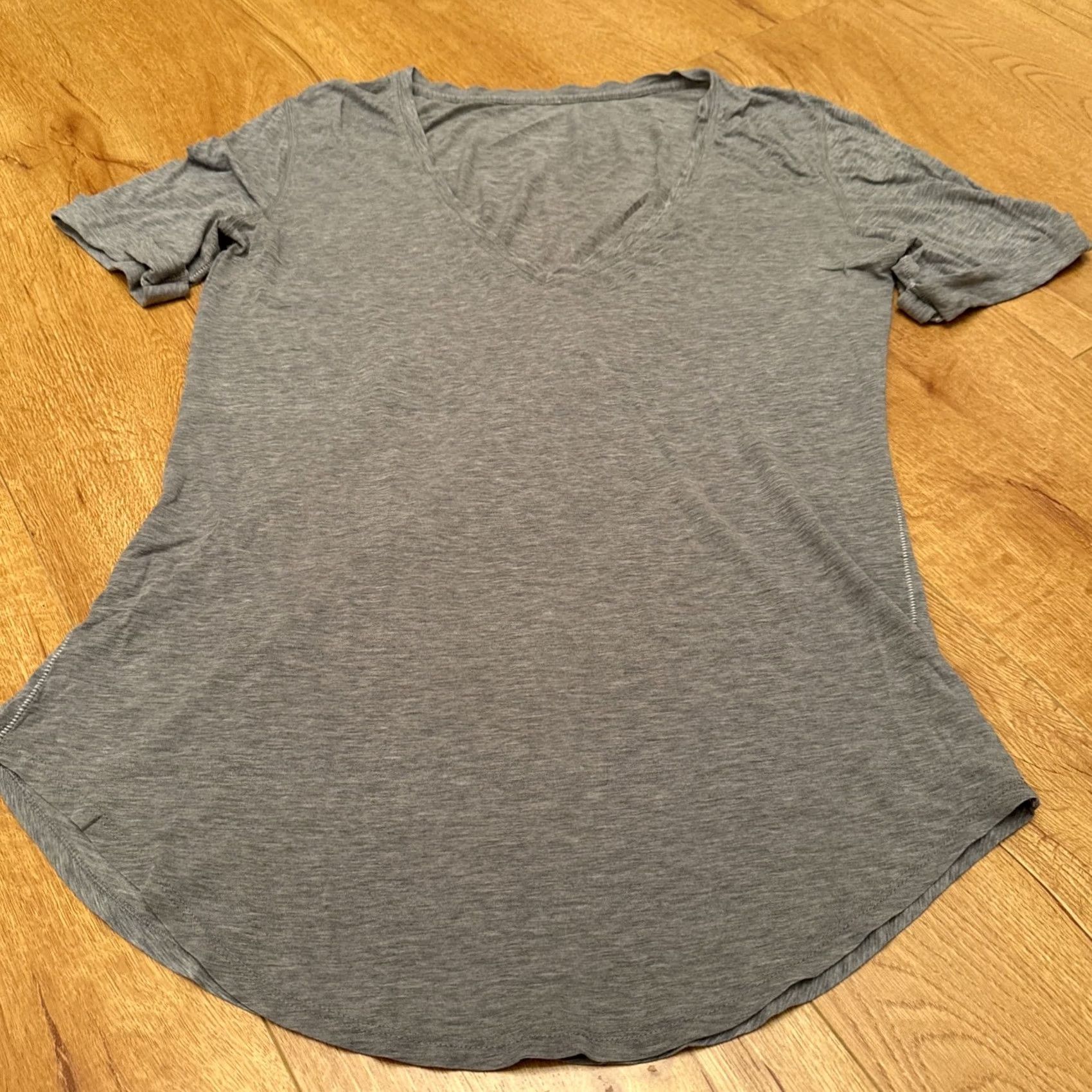 Lululemon Lululemon Shirt Womens Large Gray V Neck Athletic Lightweight Running Cuffed Shirt Size L / US 10 / IT 46 - 2 Thumbnail