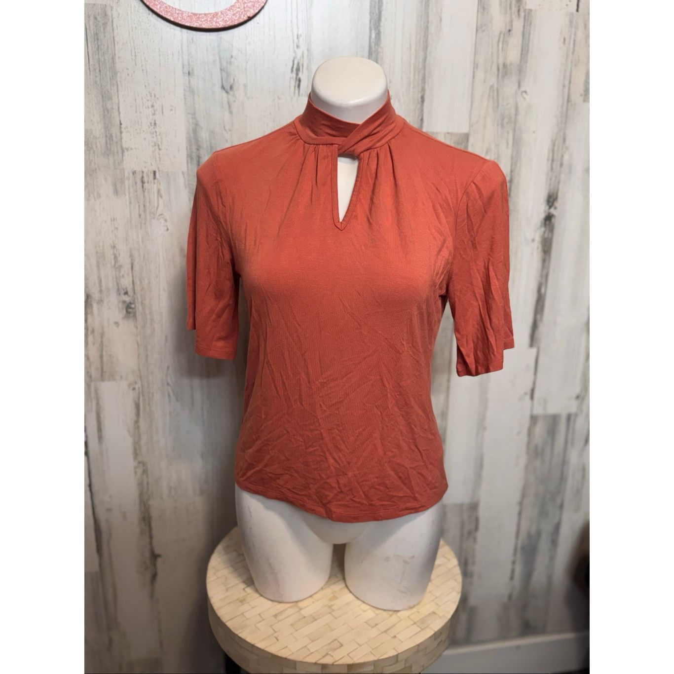 Other Tahari Rust Mock Neck Keyhole Blouse | Soft Stretchy Short Sleeve Top Size Small Size S / US 4 / IT 40 - 6 Thumbnail