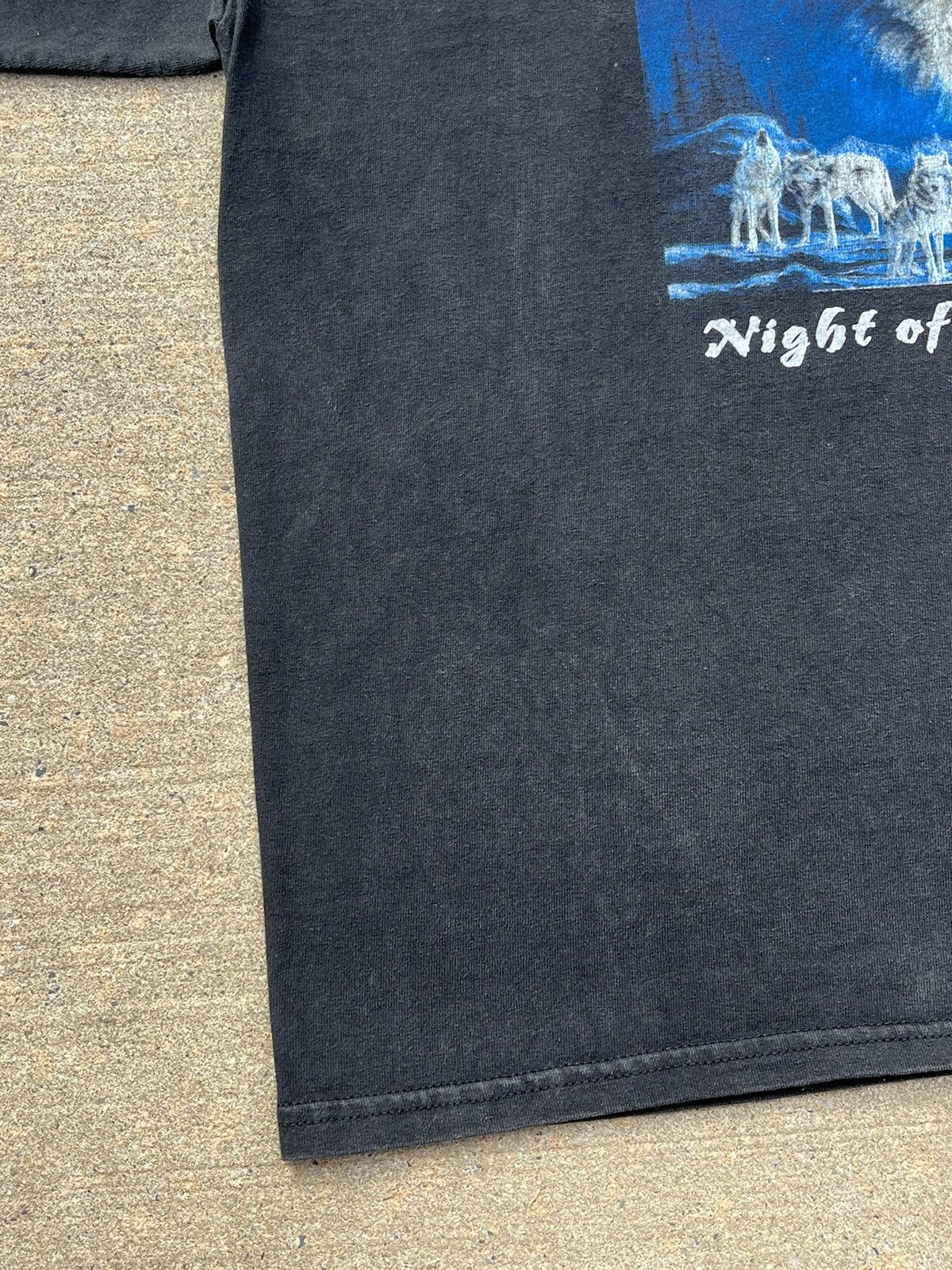 Vintage VINTAGE Y2K ANIMALS “NIGHT of the WOLVES” FADED T-SHIRT Size US XL / EU 56 / 4 - 6 Thumbnail
