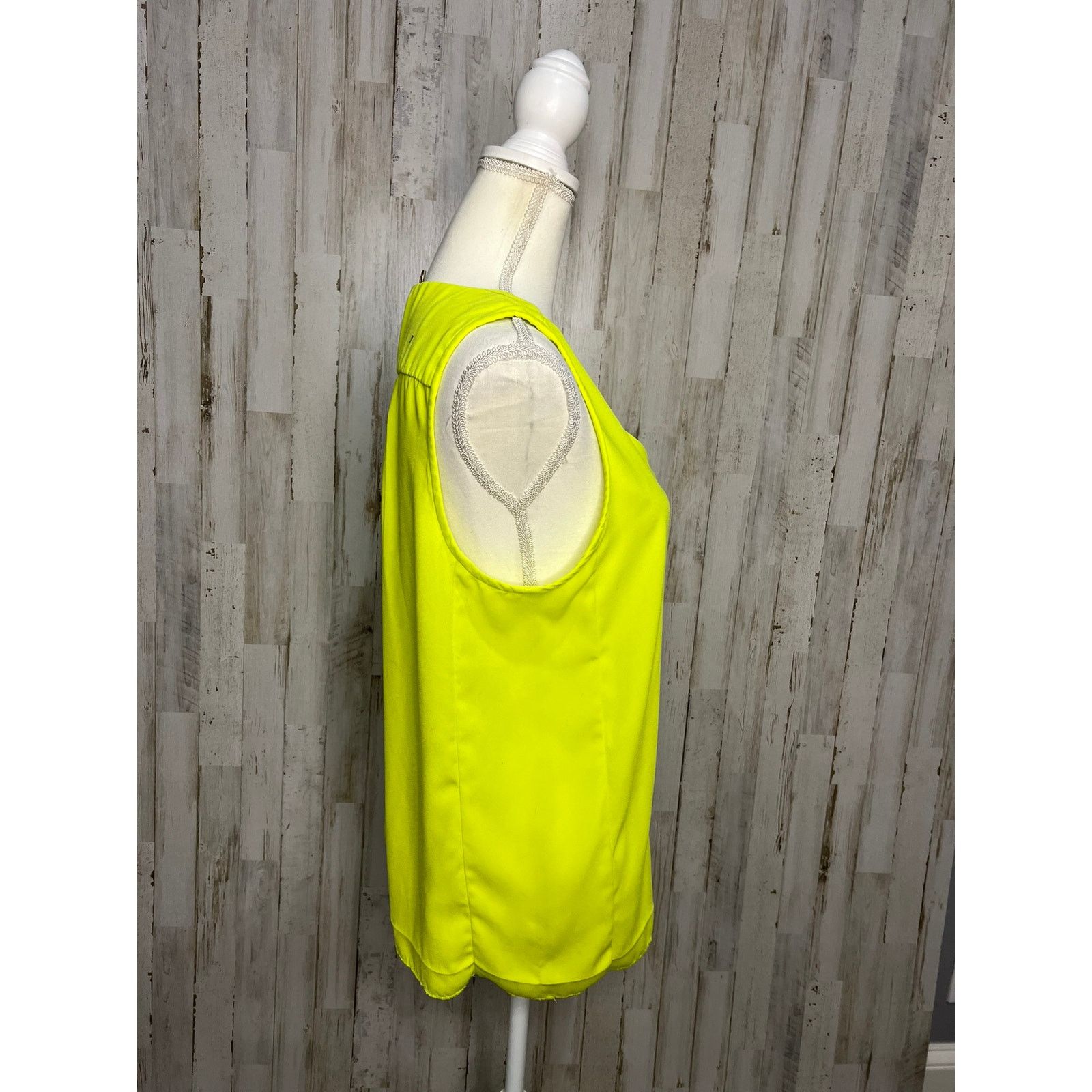J.Crew J.Crew Women's Sleeveless V-Neck Blouse Size 12 Neon Yellow Size XL / US 12-14 / IT 48-50 - 2 Thumbnail