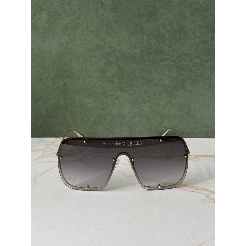 Alexander McQueen Alexander McQueen AM0362S Gold Grey Studded Mask Sunglasses Size ONE SIZE - 4 Thumbnail