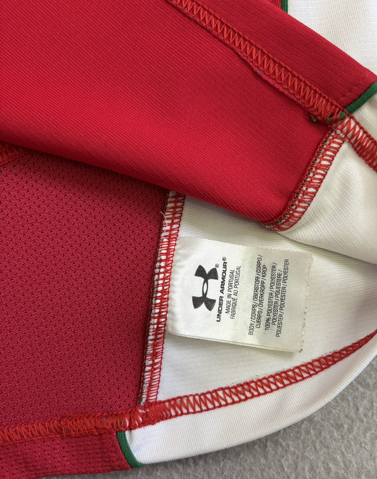 Under Armour Wales Rugby WRU 2008-2009 Under Armor jersey large Size US L / EU 52-54 / 3 - 15 Thumbnail