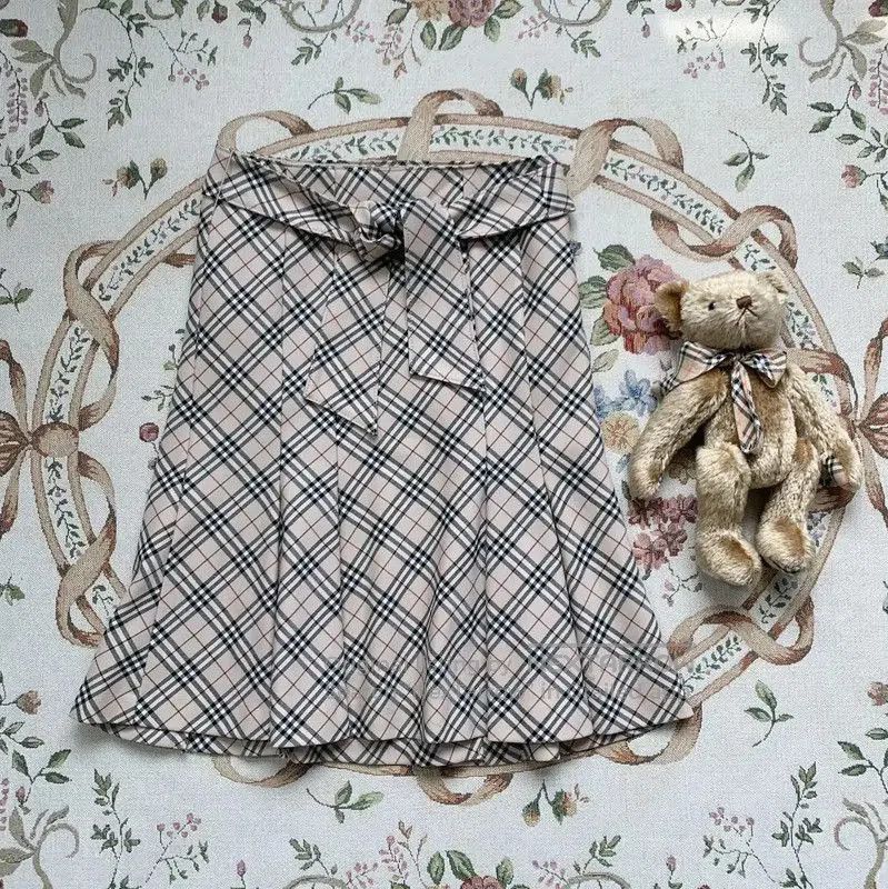 Burberry Beige Wool Irregular Hem Skirt.