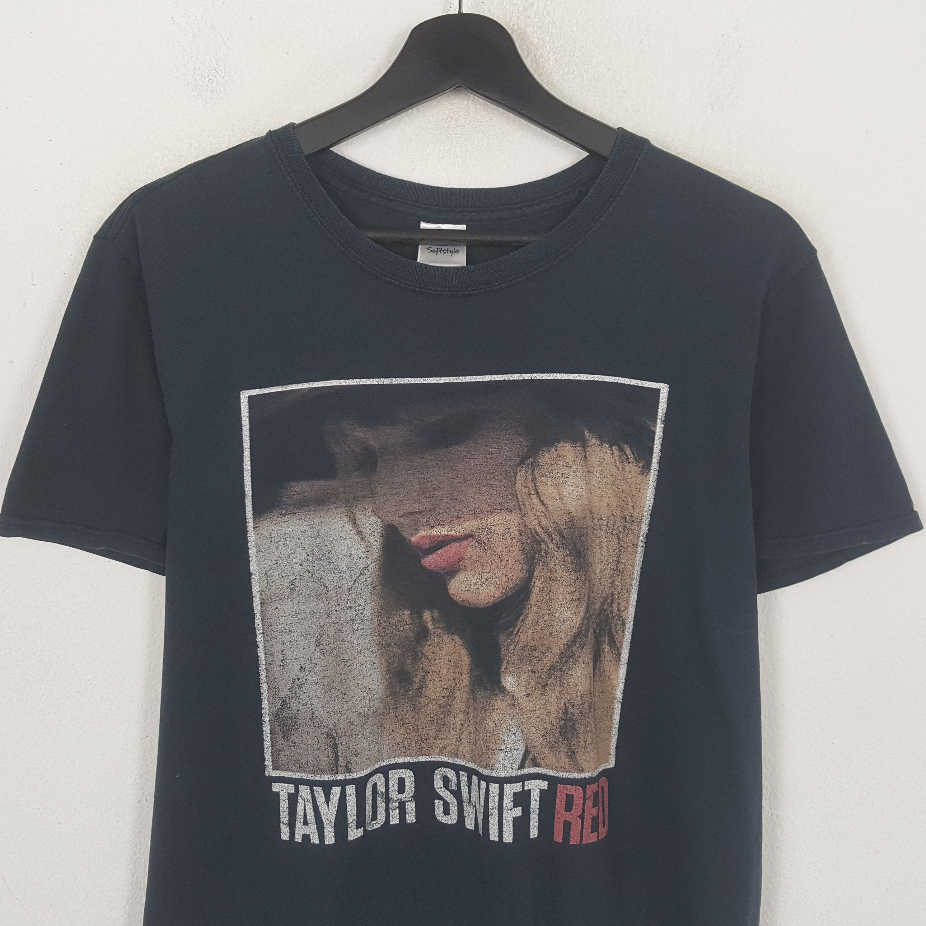 Band Tees Taylor Swift Singer Music Red Tour Tshirt C294N31 Size US M / EU 48-50 / 2 - 2 Thumbnail