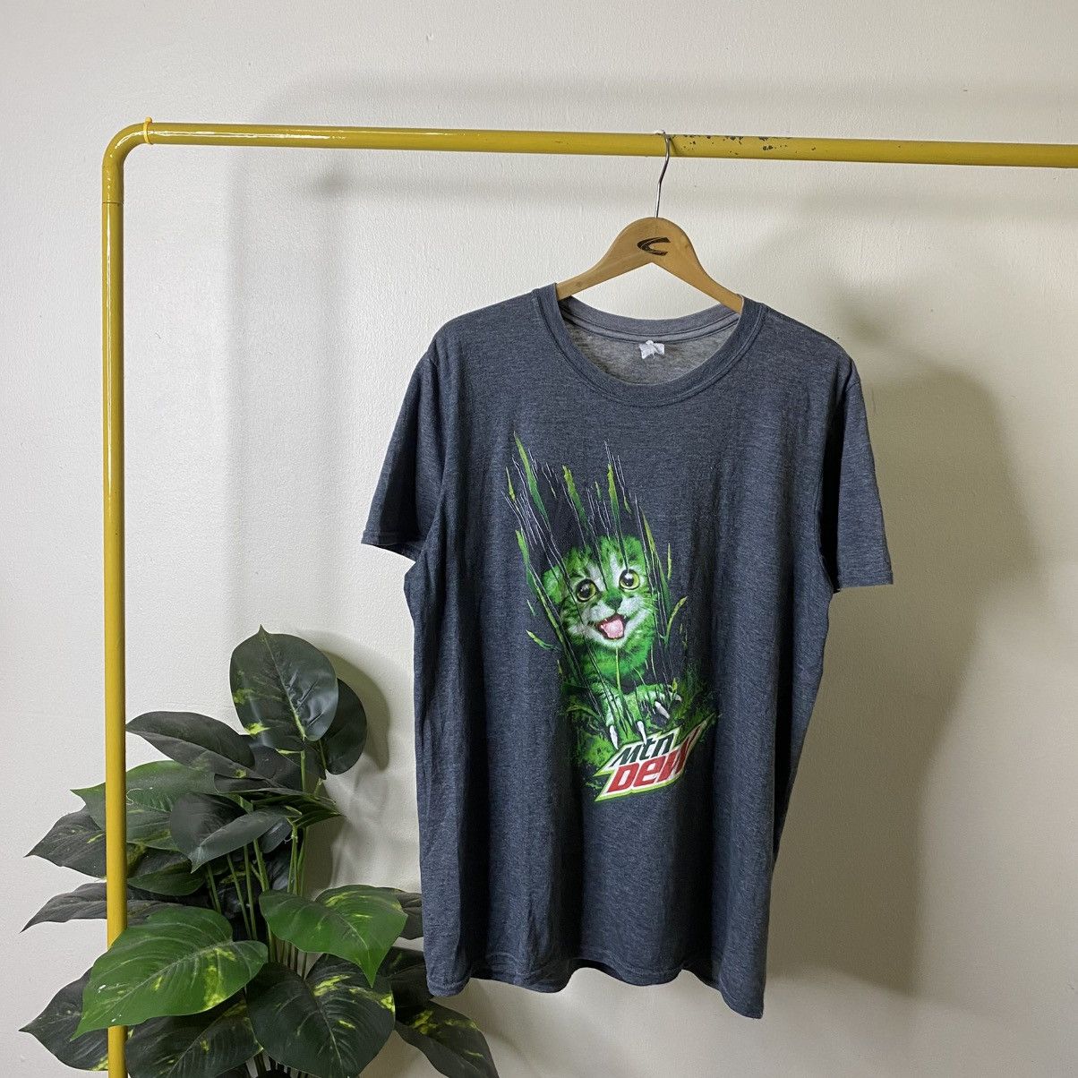 Vintage Y2K Mountain Dew Drinks Promo T Shirt Size US L / EU 52-54 / 3 - 1 Thumbnail