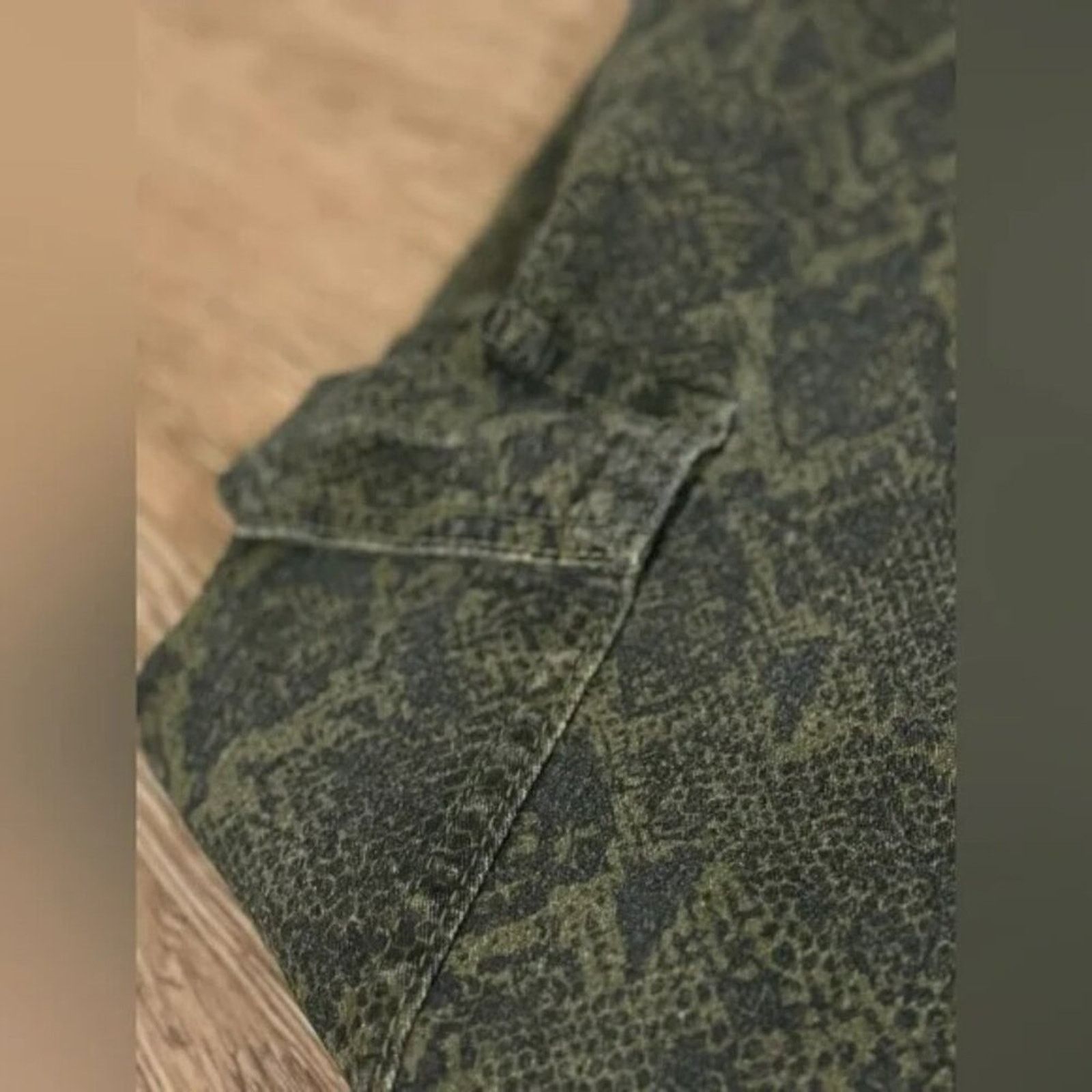 Almost Famous Almost Famous Small Green Snake Skin Joggers Size 24" / US 00 / IT 34 - 3 Thumbnail