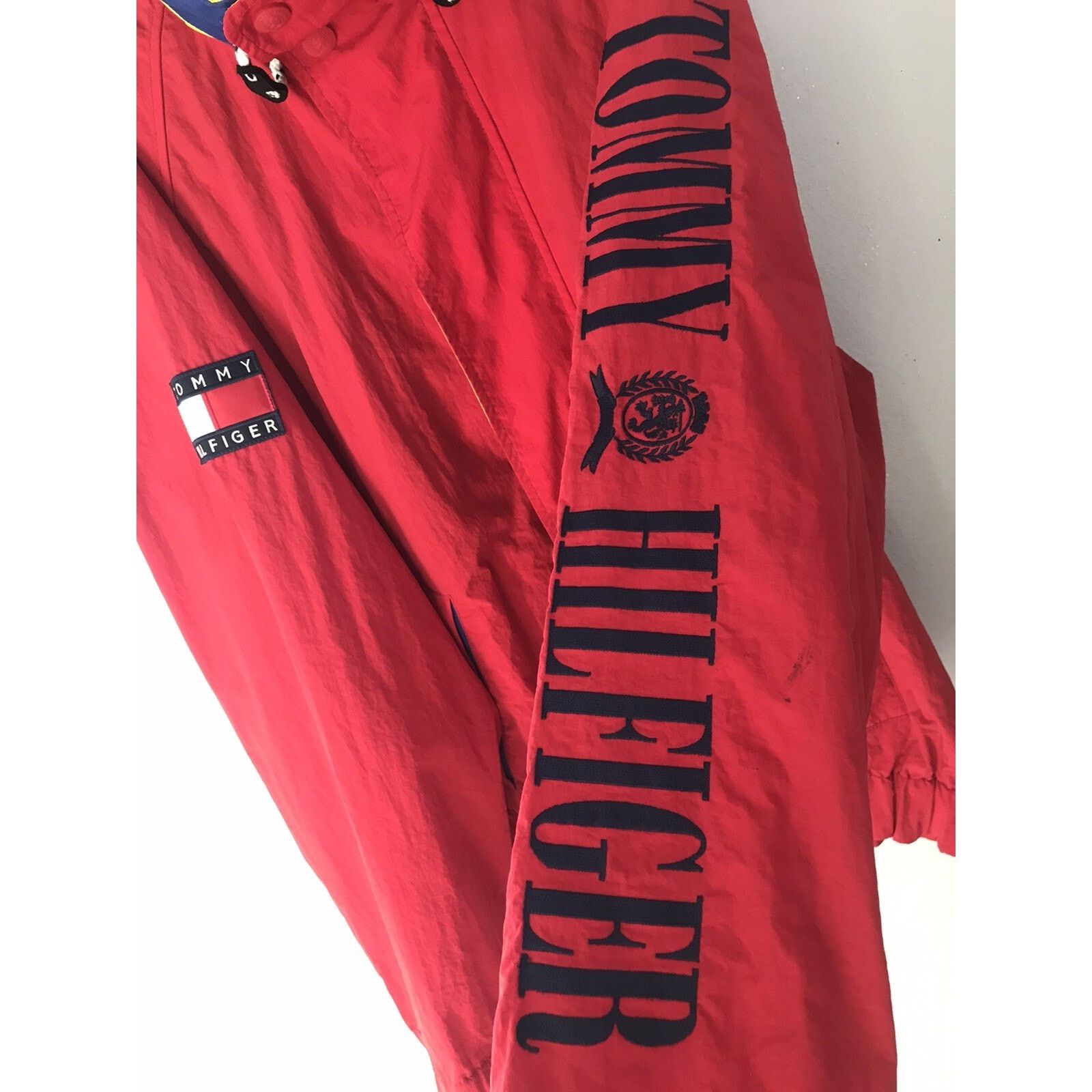 Tommy Hilfiger Vintage TOMMY HILFIGER jacket big Logo Windbreaker Hooded Size US L / EU 52-54 / 3 - 4 Thumbnail
