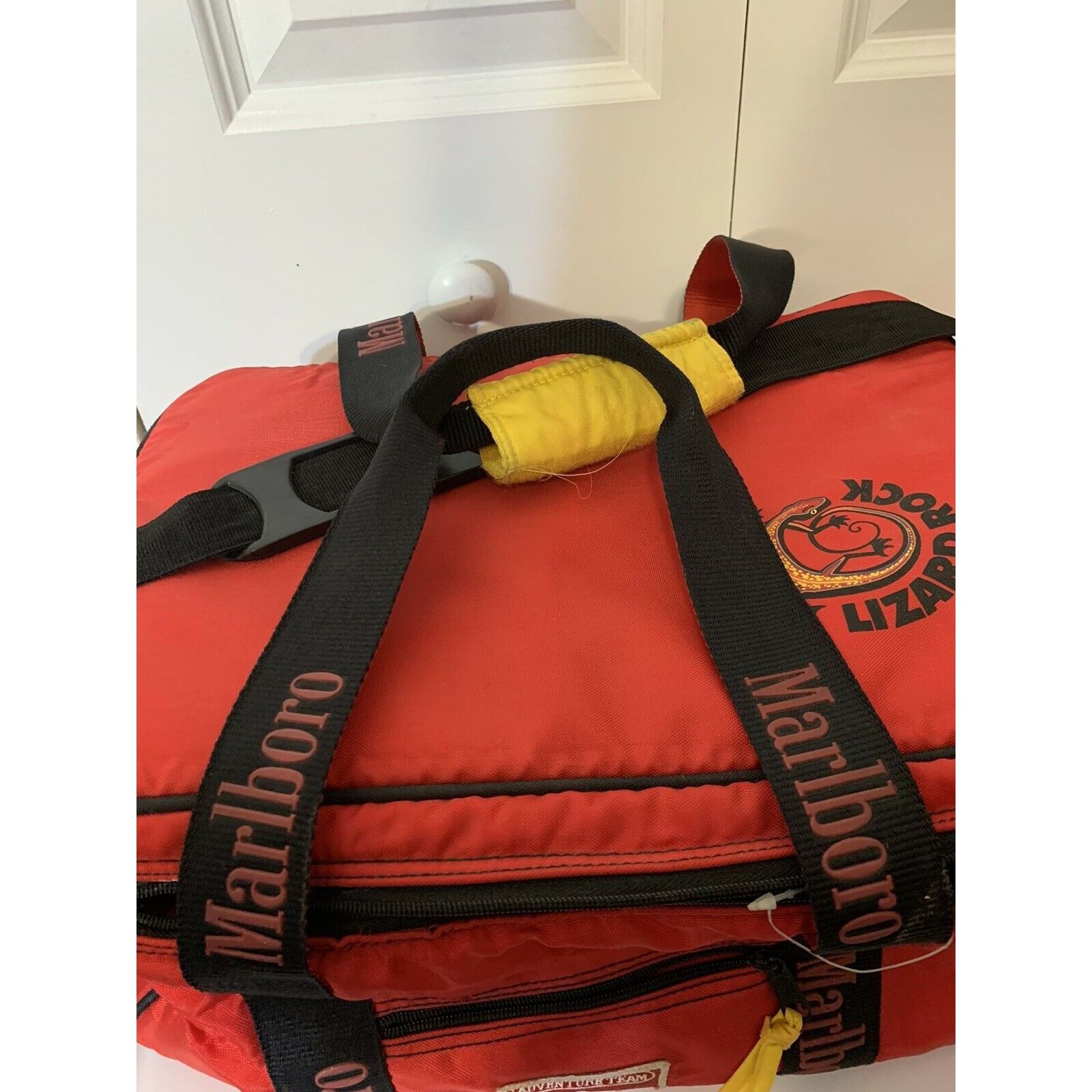 Marlboro Adventure Team VTG Marlboro ADVENTURE TEAM LIZARD ROCK Red LARGE Bag Cooler Size ONE SIZE - 4 Thumbnail