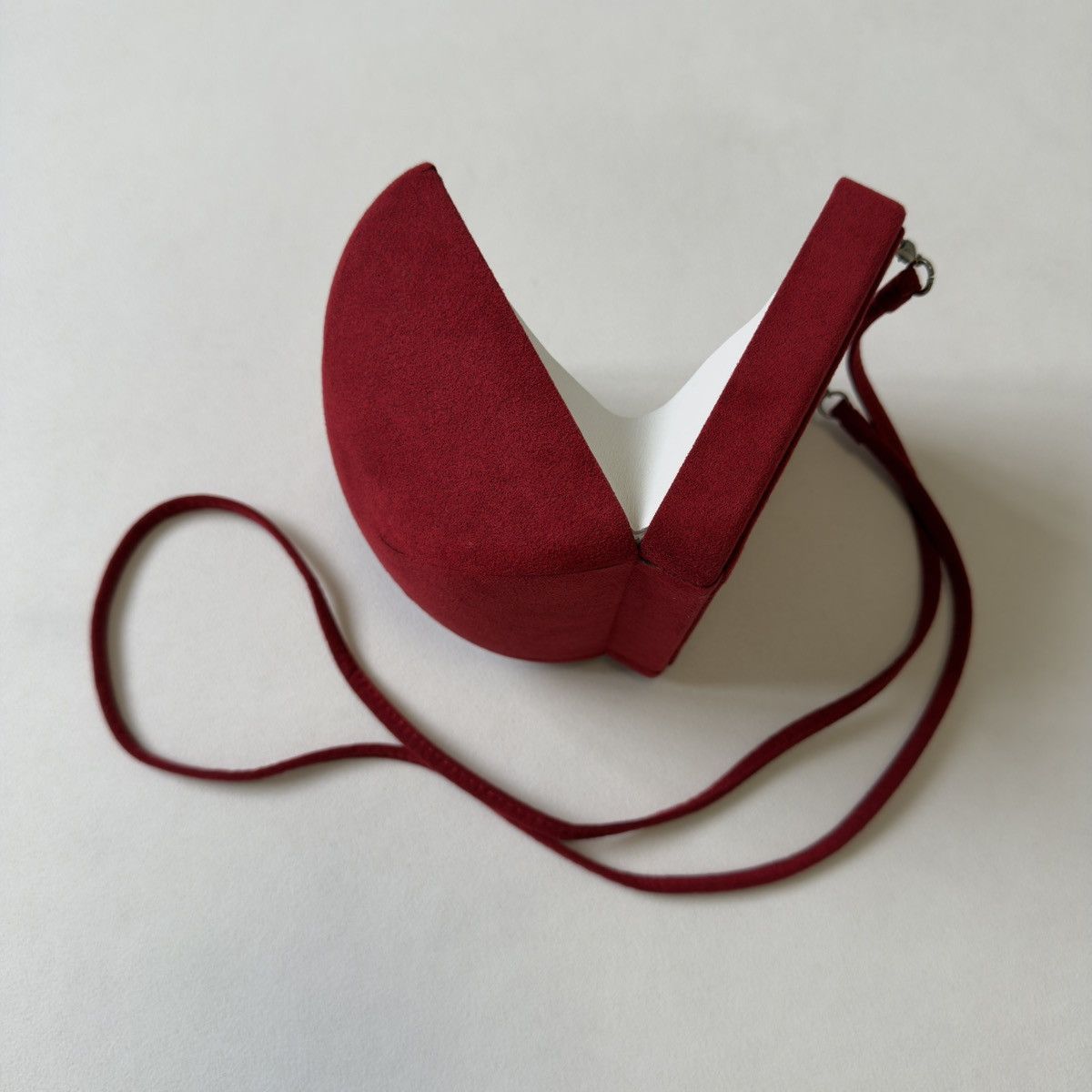 Maison Margiela A/W 10 Red Velvet ‘Trinket Box’ Hand Bag Size ONE SIZE - 17 Thumbnail