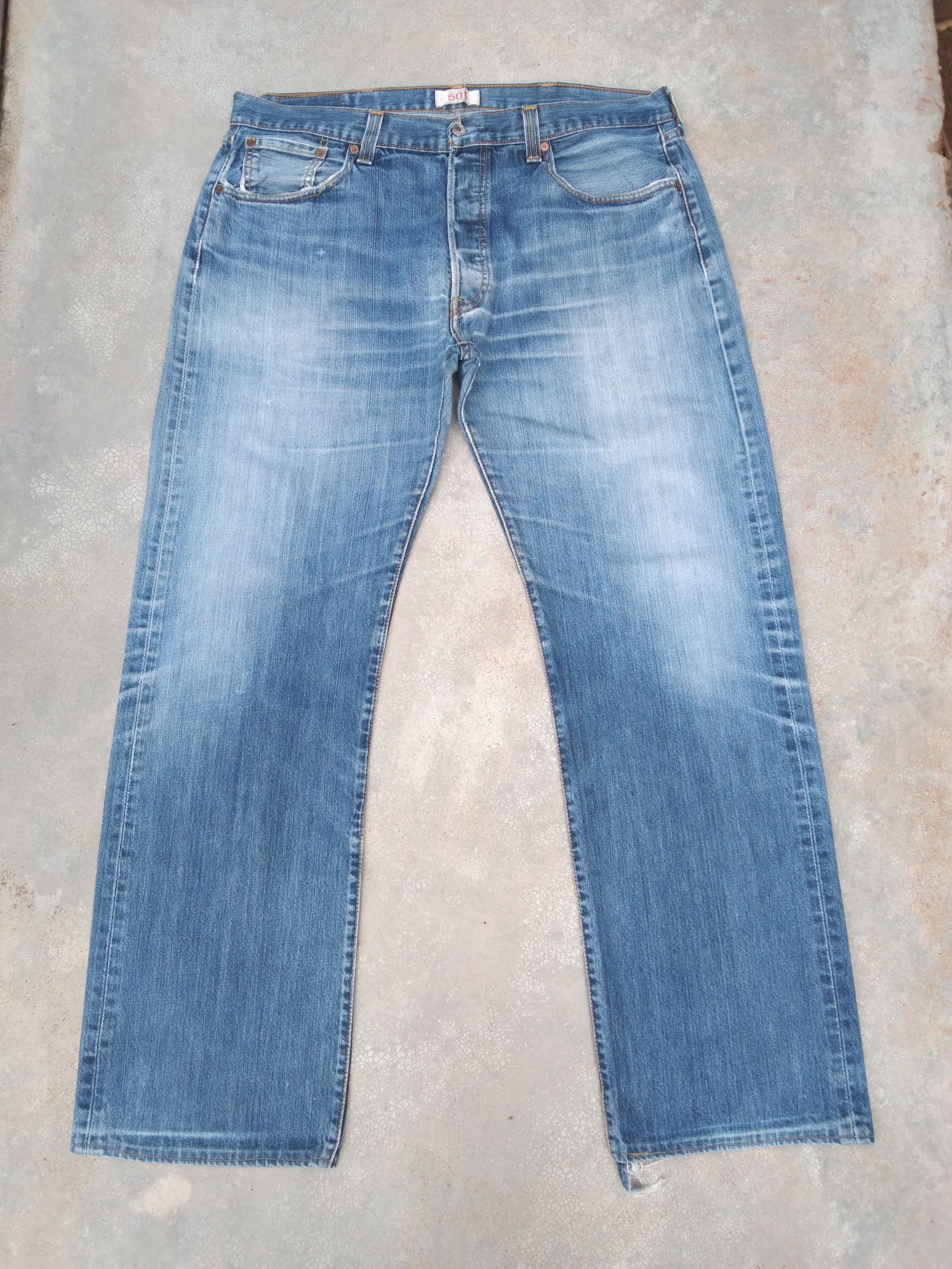 Levi's Vintage Levi's 501 Faded Blue Straight Leg Jeans 38x32 Size US 38 / EU 54 - 1 Thumbnail