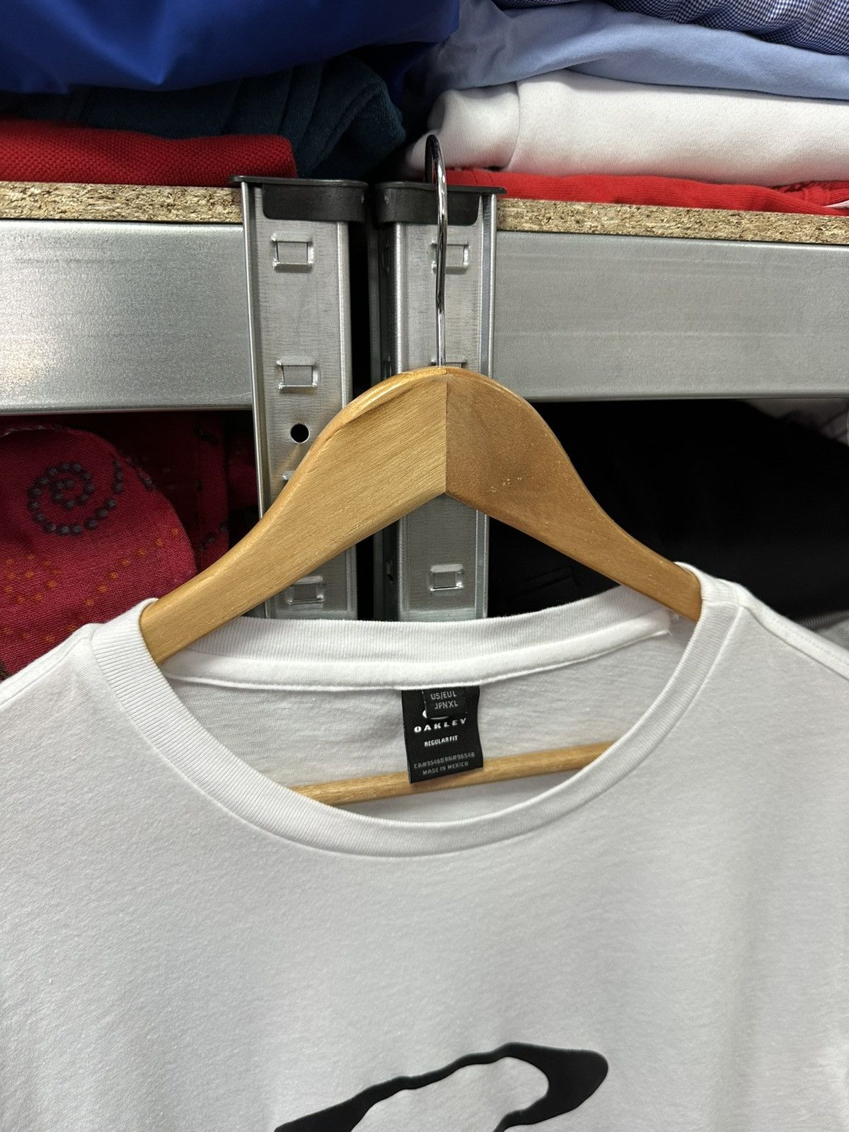 Oakley Vintage Oakley T-Shirt Big Logo Outdoor Japanese White Tee Size US L / EU 52-54 / 3 - 9 Thumbnail
