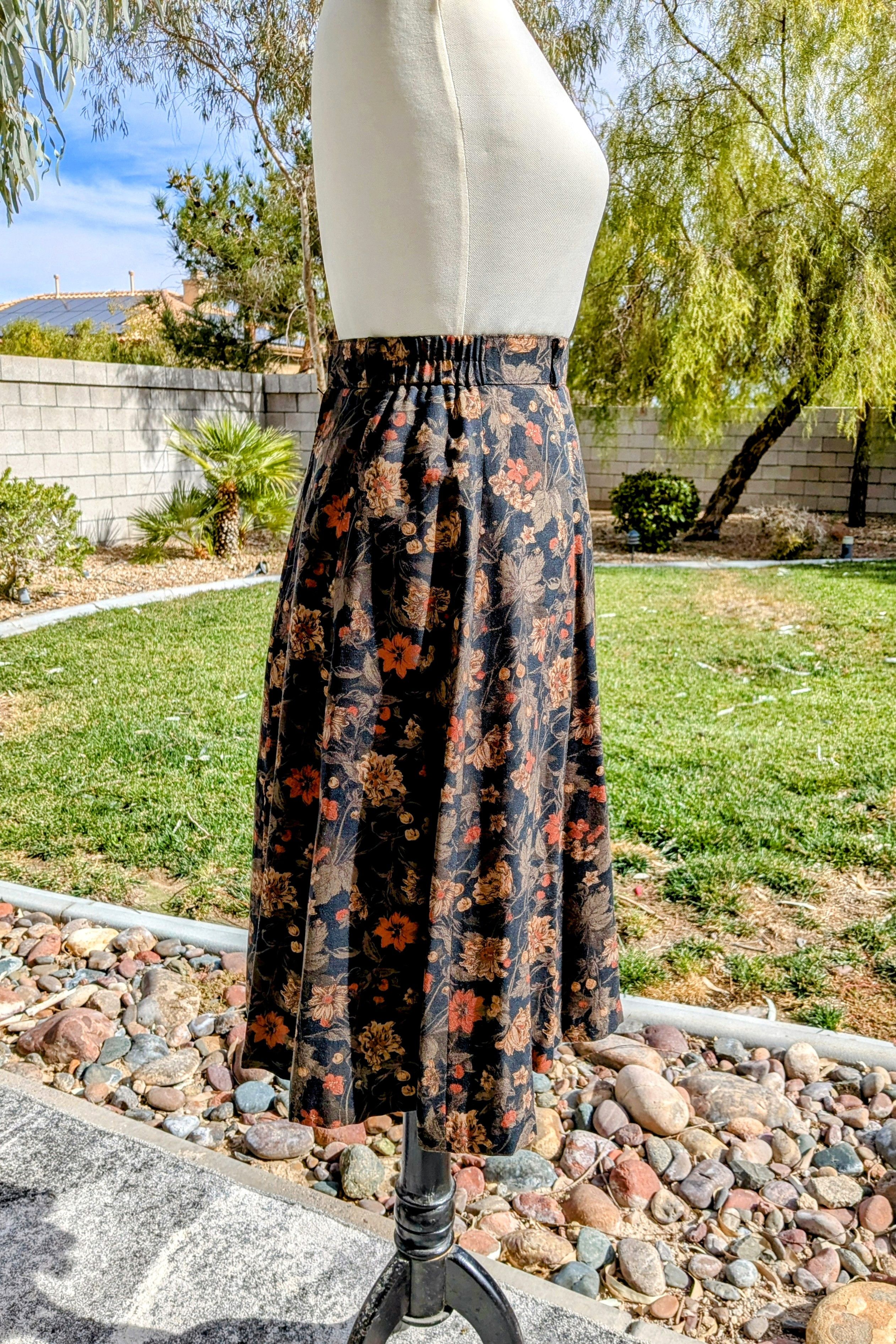 Vintage Vintage 1980s Floral Petite Zip w/Pockets Midi A-Line Skirt Size 25" / US 0 / IT 36 - 3 Thumbnail