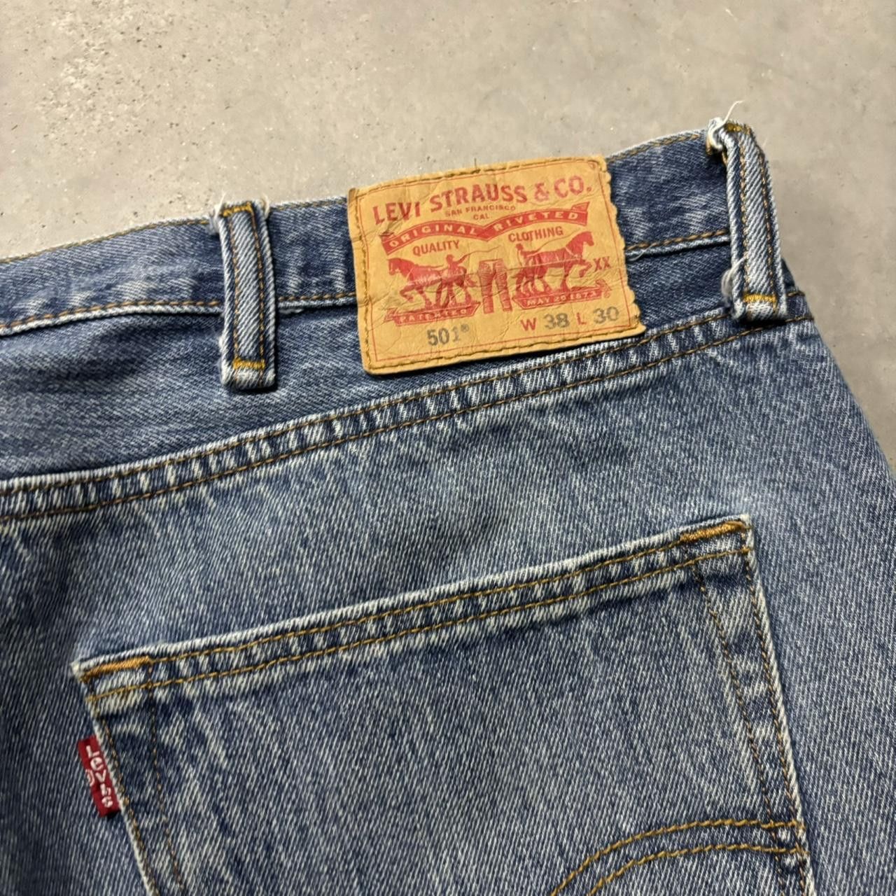 Japanese Brand × Vintage Crazy Vintage Y2K/2000s Levis 501 Medium Wash Essential Denim Jeans! Size US 38 / EU 54 - 7 Thumbnail
