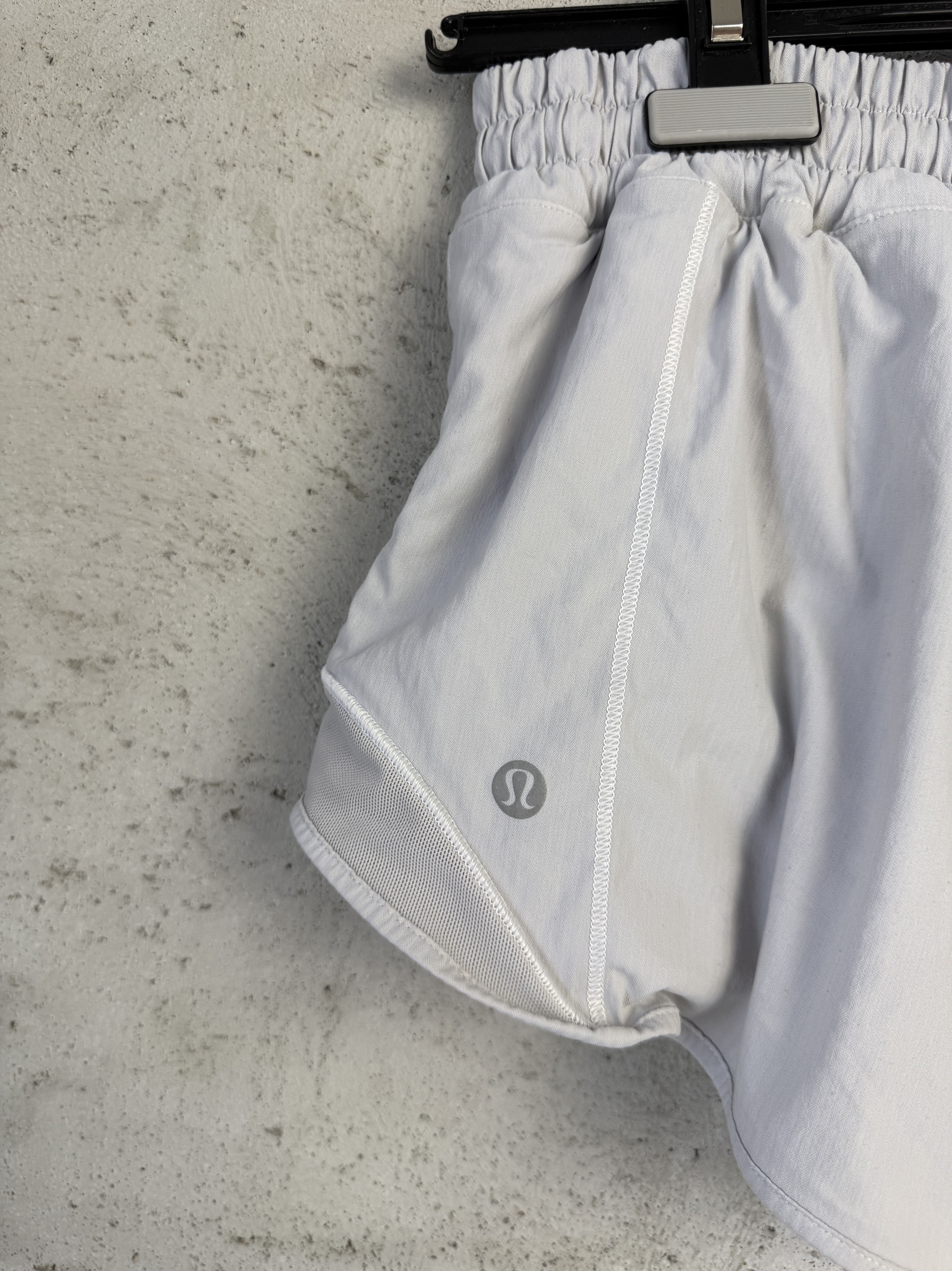 Lululemon Lululemon Hotty Hot shorts sport gym yoga pilates Size 30" / US 8 / IT 44 - 4 Thumbnail