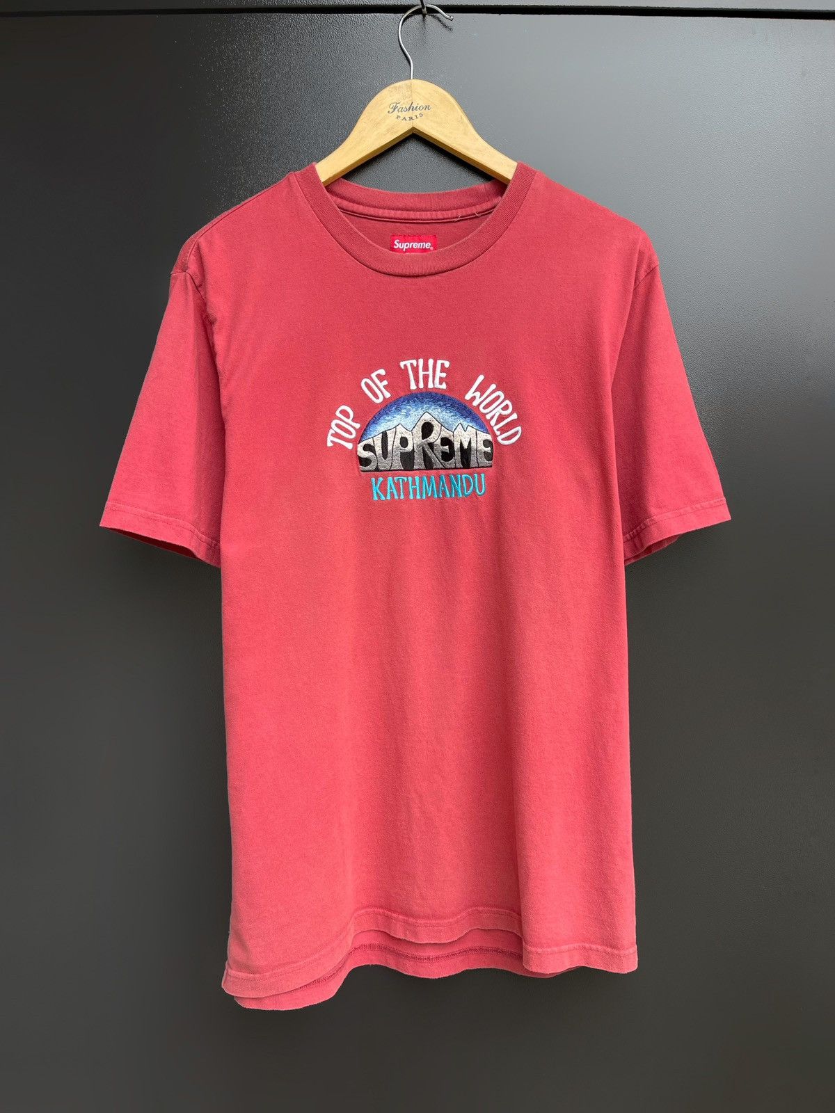 Supreme Supreme Kathmandu Top Of The World Spell Out Coral T-Shirt M Size US M / EU 48-50 / 2 - 1 Thumbnail