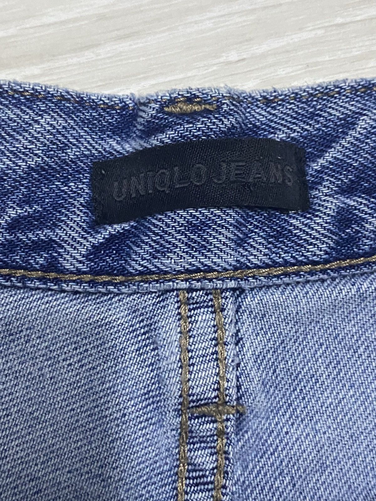Uniqlo Vintage Uniqlo Light Wash Baggy Jeans Size US 27 - 9 Thumbnail