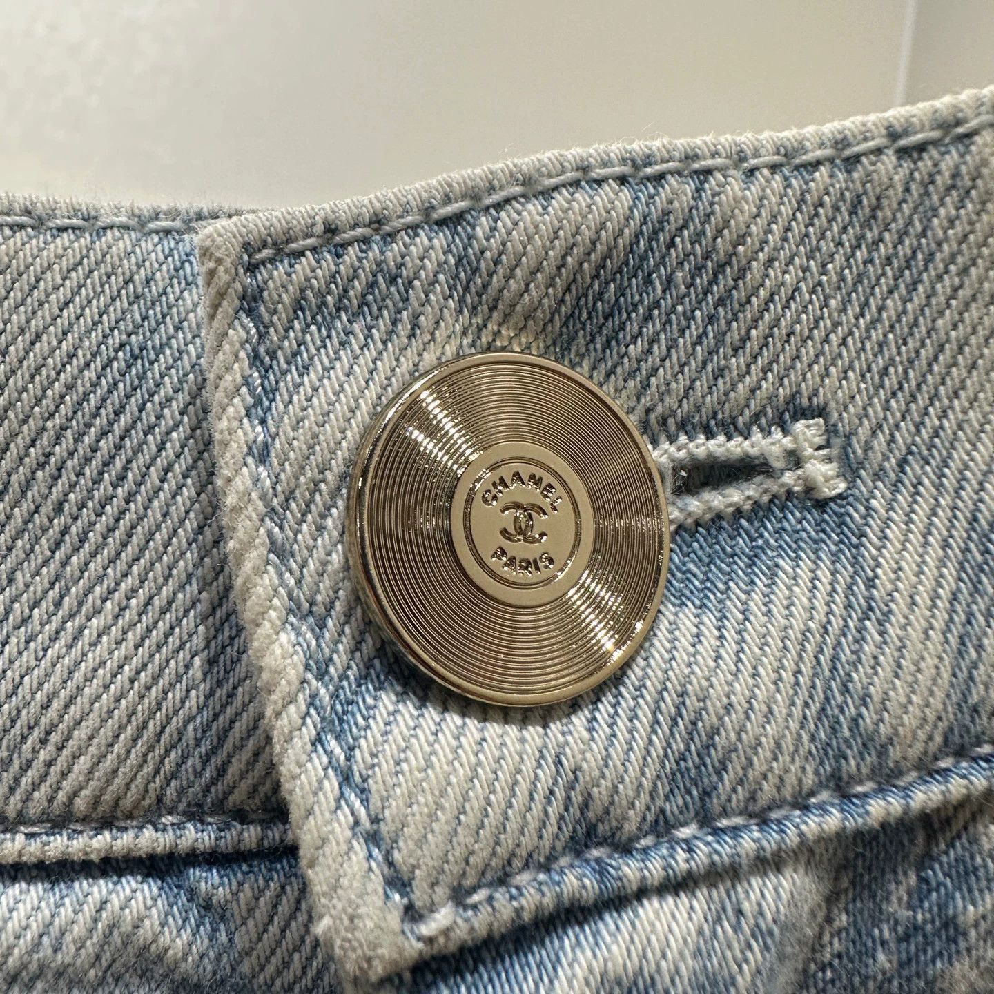 Chanel Chanel apr235 sequin Logo embroidery denim short 38 Size 27" / US 4 / IT 40 - 7 Thumbnail