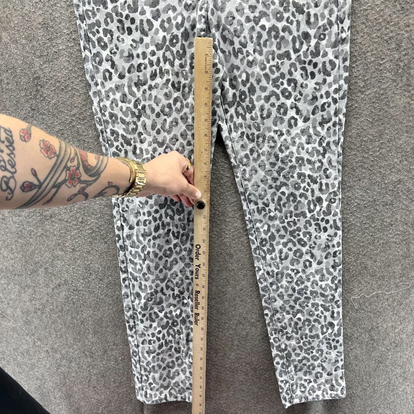 J.McLaughlin J. McLaughlin Jeans Womens 6 Gray Leopard Animal Print Skinny Ankle Denim Pants Denim Pants Slim Fit Pocket Zip Fly Button Closure Adult Womens Size 28" / US 6 / IT 42 - 7 Thumbnail