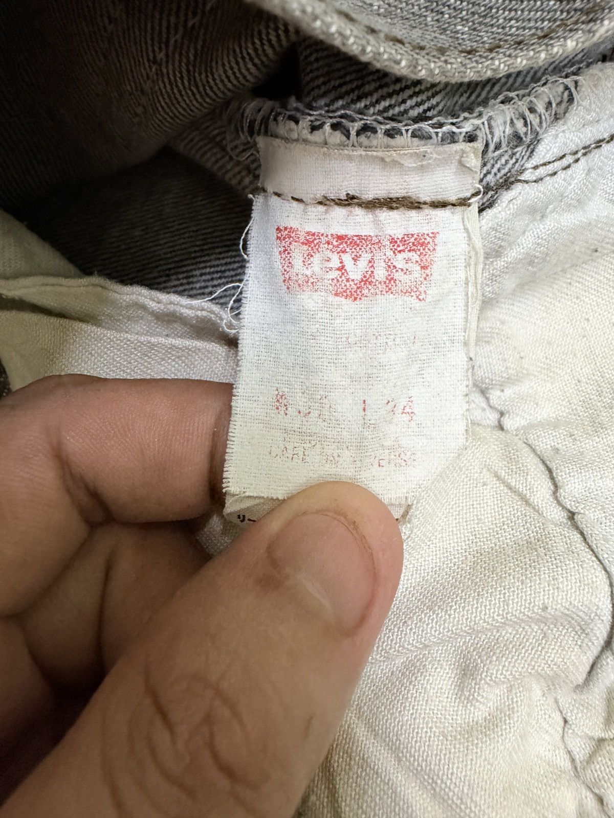 Levi's Vintage Levi's 501 Red Tab Grey Fly Button Distressed Jeans Size US 29 - 15 Thumbnail