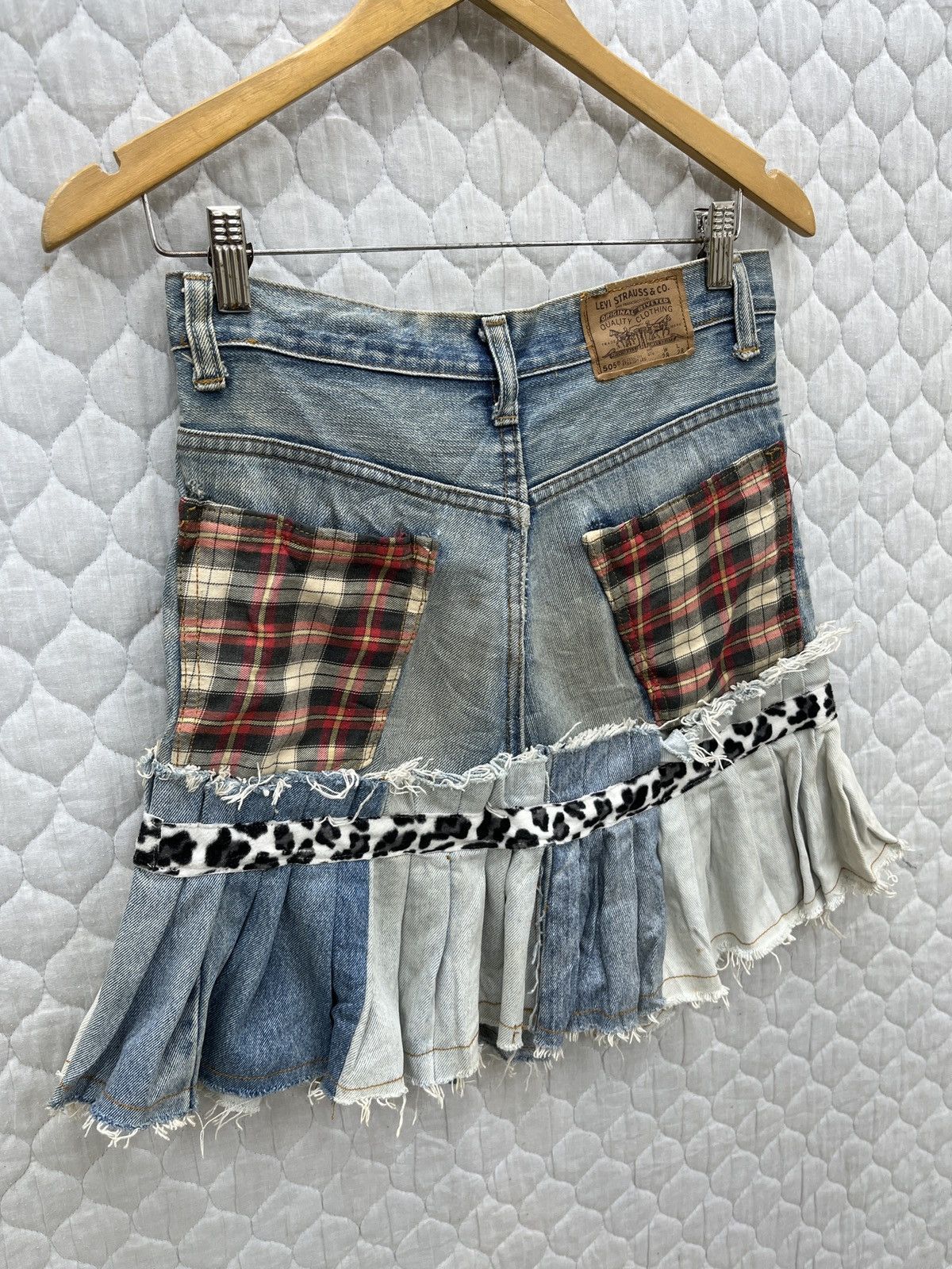 Levi's 🔥🔥🔥STEALS LEVIS CUSTOM SKIRTS Size 29" - 7 Thumbnail
