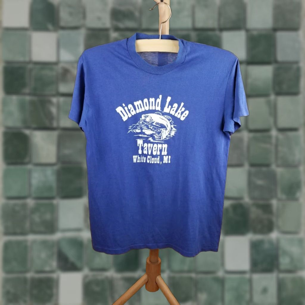Vintage VINTAGE T-SHIRT BLUE 80's DIAMOND LAKE TAVERN PAPER THIN 50/50 SZ MEDIUM MEN Short Sleeve Round Neck USA Pattern Solid Cotton Jersey 50/50 80s Size US M / EU 48-50 / 2 - 1 Thumbnail
