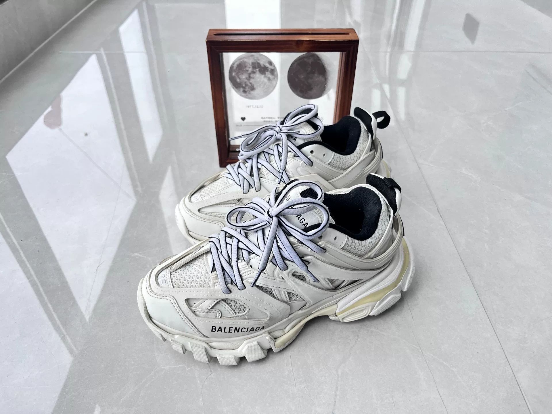 Balenciaga Balenciaga White Lowtop Sneakers 8 Men Size US 8 / EU 41 - 1 Thumbnail