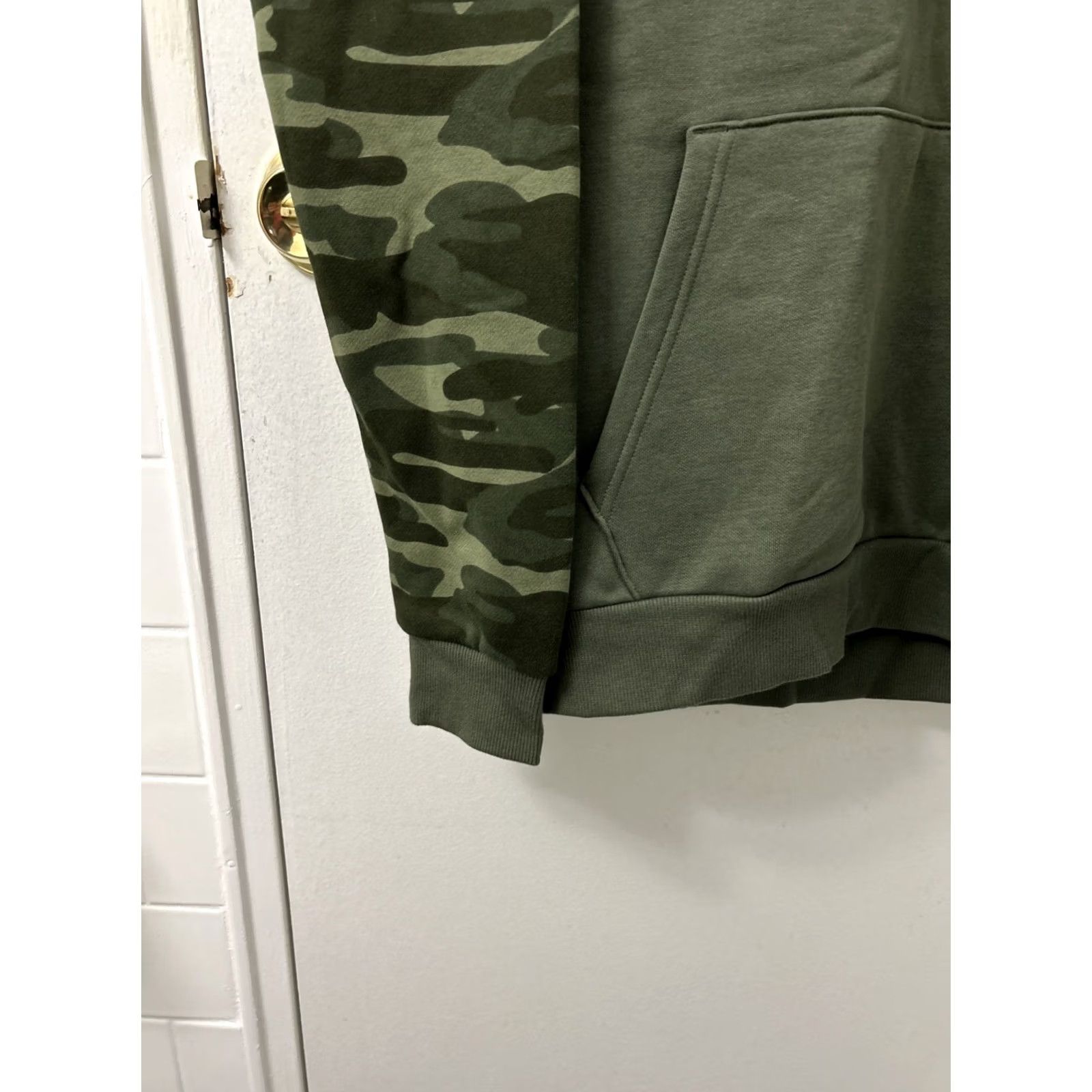 Puma PUMA Hoodie Mens M Green Color block Camo Pullover Long Sleeve Sweatshirt Hooded Pockets Graphic Print Logo Regular Fit Casual Size US M / EU 48-50 / 2 - 7 Thumbnail