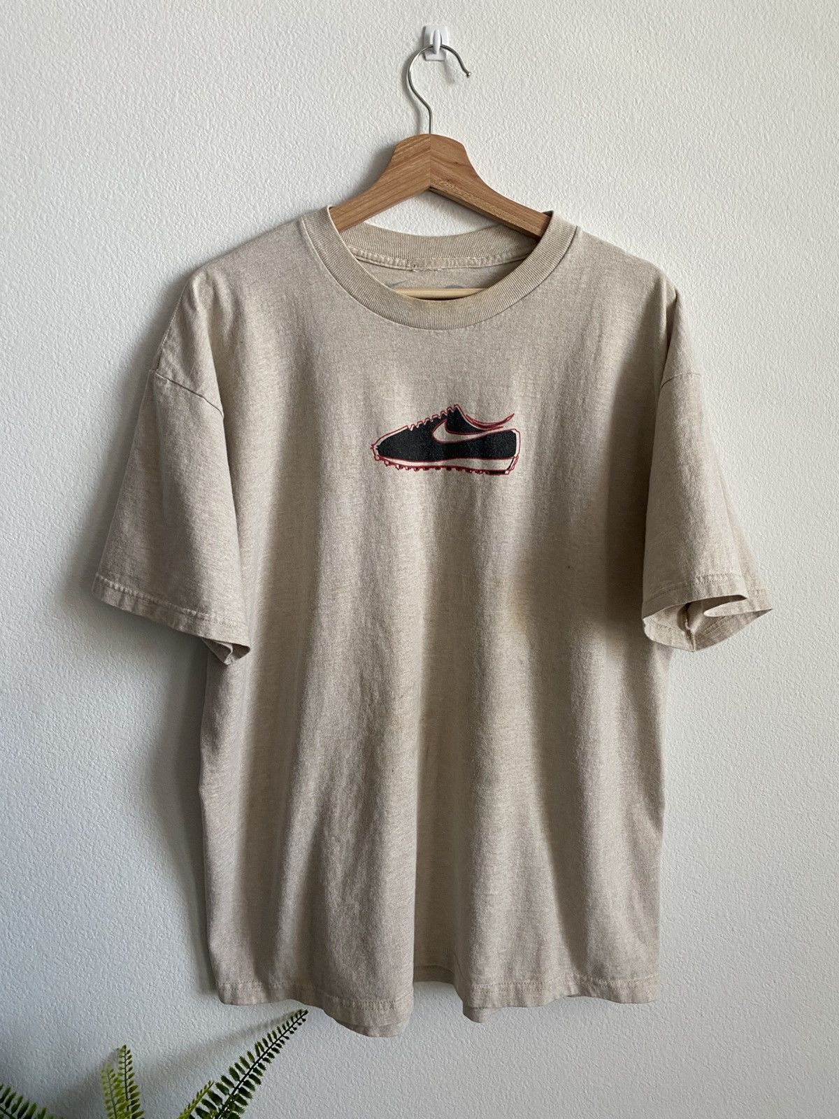 Nike 00s Vintage Nike Runner Shoe Center Logo Tee Size US XL / EU 56 / 4 - 1 Thumbnail