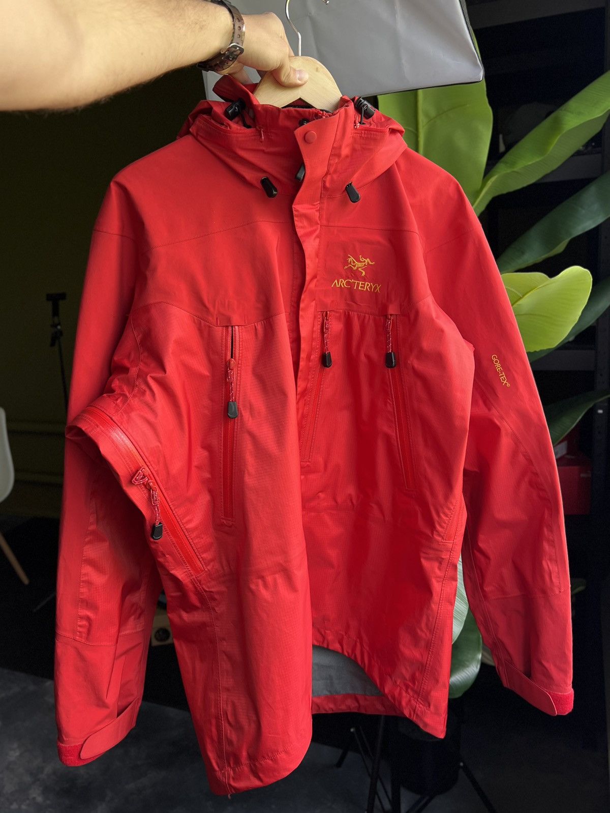 Arc'teryx × Vintage Rare Vintage Arc’teryx Theta LT Gore-Tex XCR Gold Logo M Size US M / EU 48-50 / 2 - 11 Thumbnail