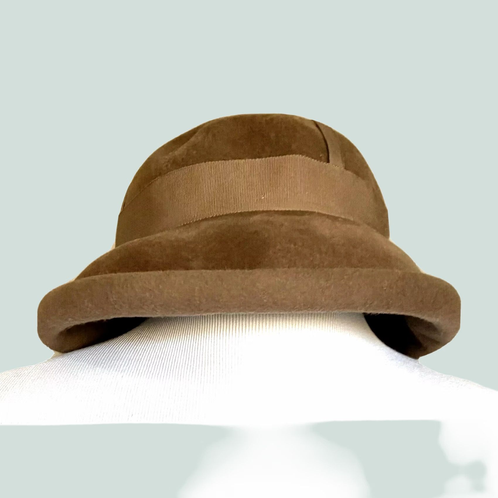 Velour VINTAGE Shari Qualite 40s Womens Hat Cloche Velour Brown Made Italy Ribbon Detail Mens? Womens Size ONE SIZE - 1 Thumbnail