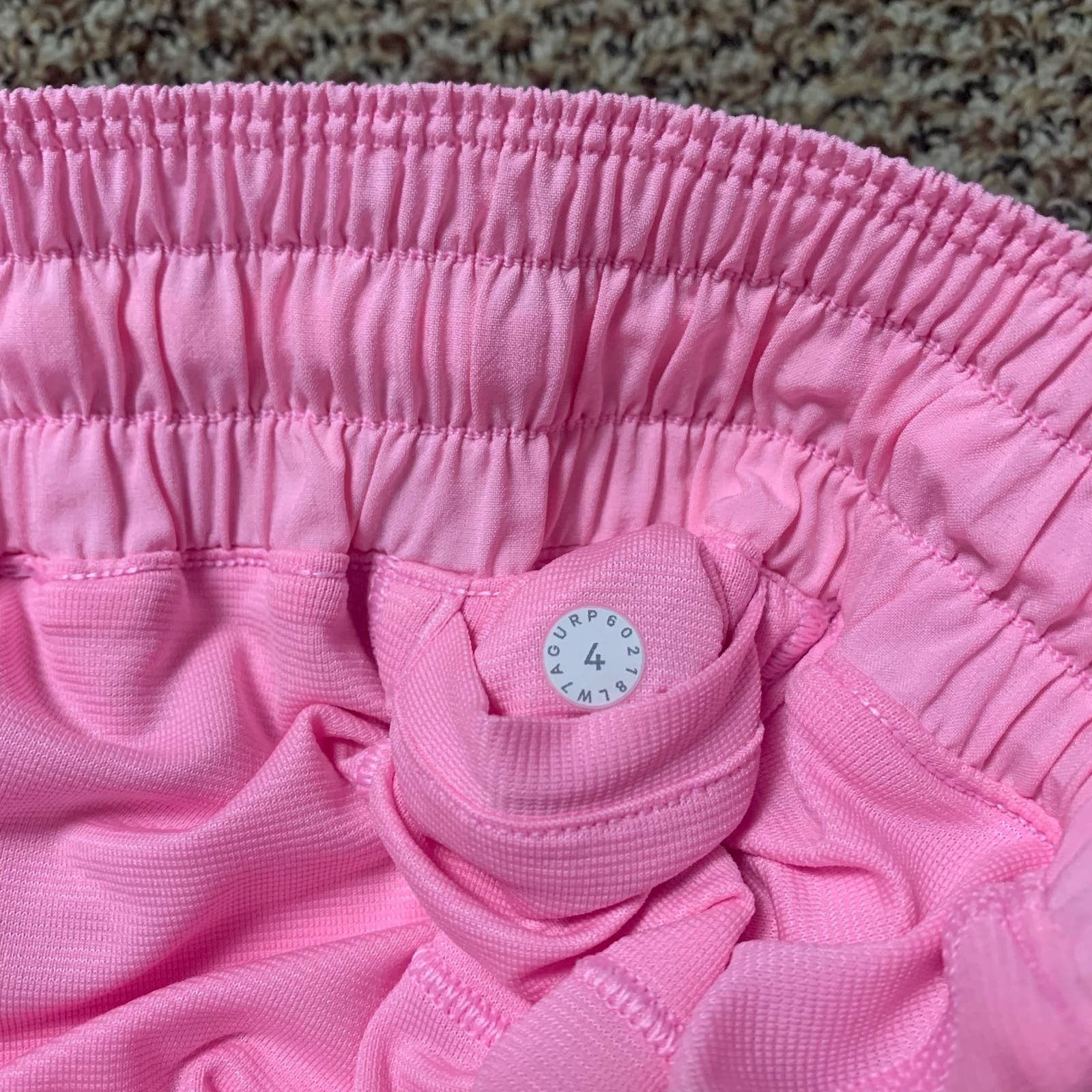 Lululemon NWOT Lululemon Hotty Hot LR Shorts 2.5" sz4 *Miami Pink Size 27" / US 4 / IT 40 - 5 Thumbnail