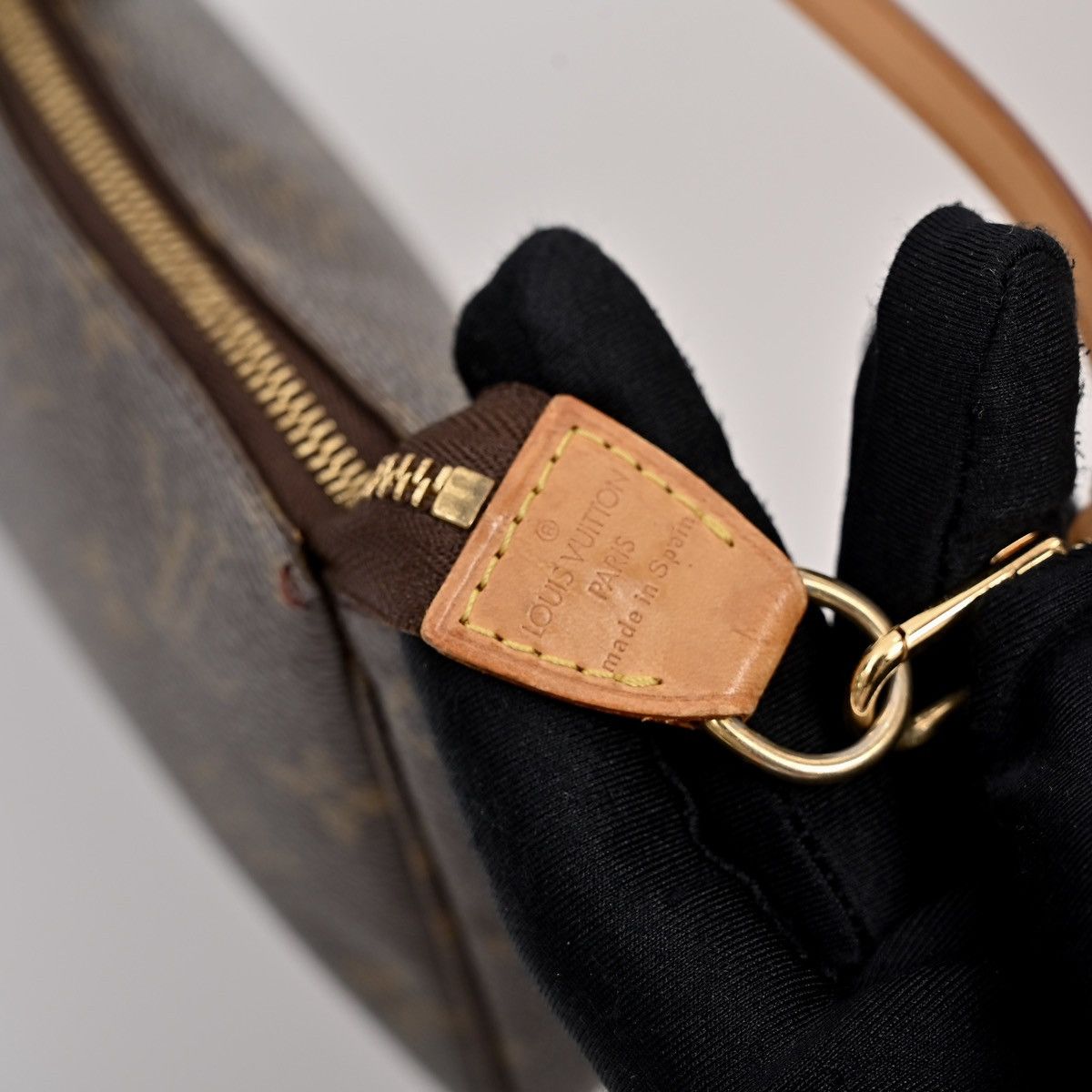 Louis Vuitton Louis Vuitton Pochette Accessoires Monogram Leather Bag Size ONE SIZE - 3 Thumbnail