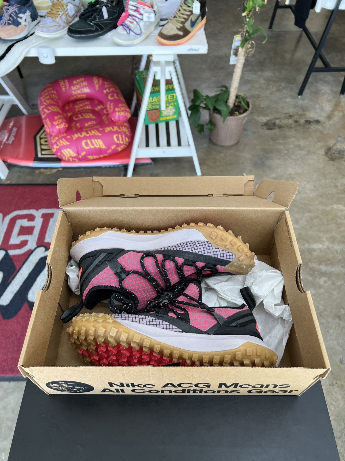 Nike Nike ACG Mountain Fly Low Flash Crimson Sz. 6 (2021) Size US 6 / EU 39 - 10 Thumbnail